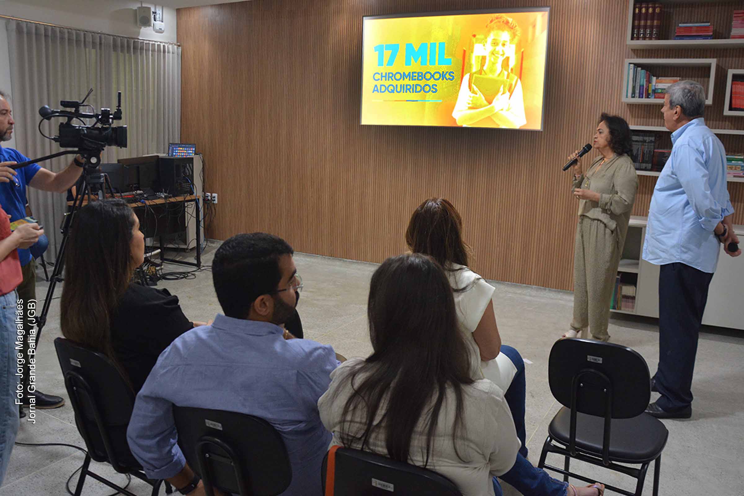 Prefeitura de Feira de Santana anuncia melhorias em 71 escolas e expansão da tecnologia educacional.