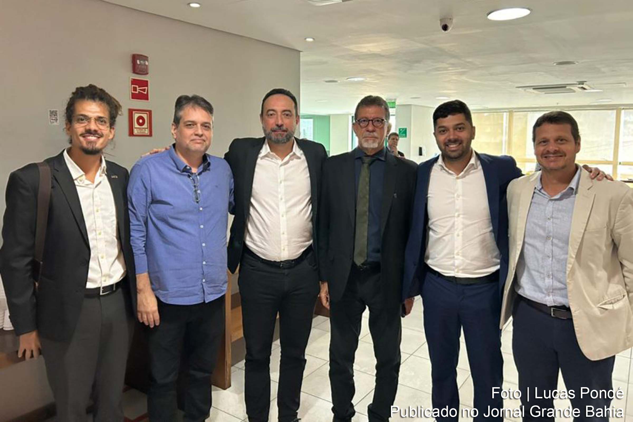 Autoridades e representantes da sociedade civil se reúnem para discutir a renovação da concessão da Ferrovia Centro Atlântica.