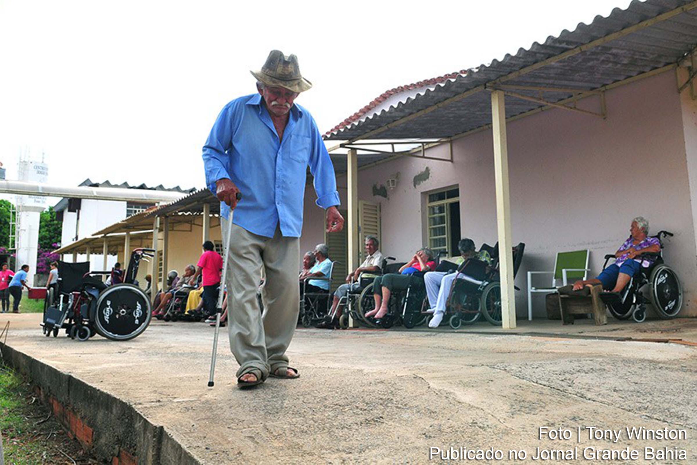 A população idosa brasileira, em constante crescimento, tem seus direitos garantidos por legislações específicas que visam à proteção e ao bem-estar social.