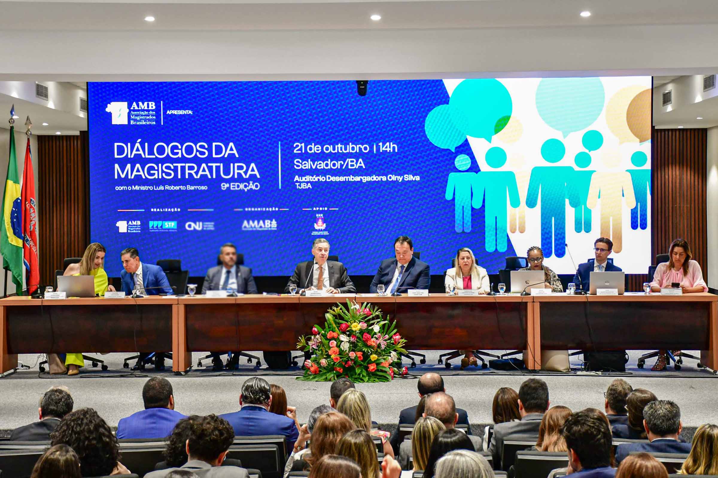 O Presidente do STF, Luís Roberto Barroso, dialoga com magistrados do TJBA em evento que discutiu temas de interesse do Judiciário e da sociedade.