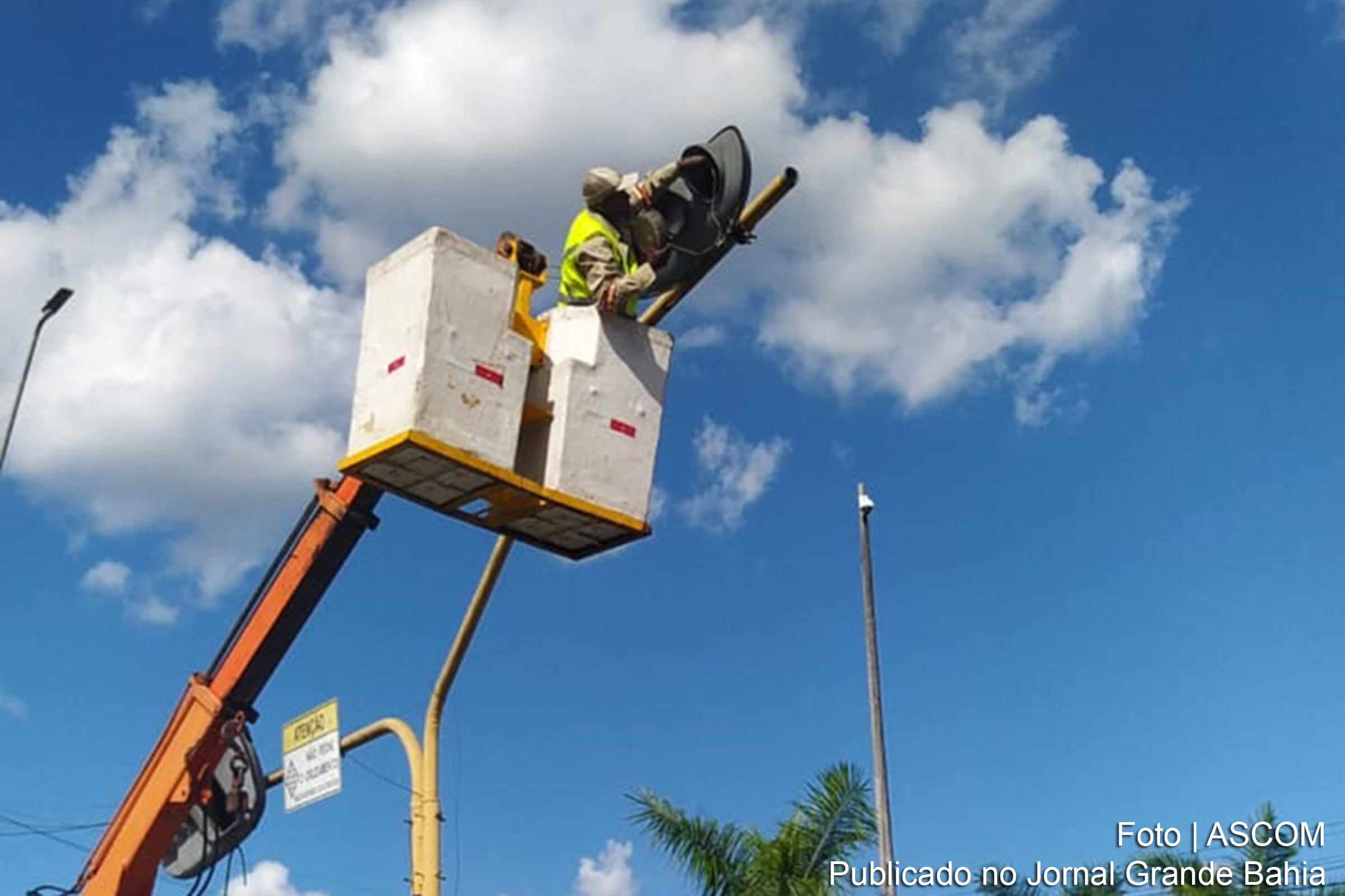 Novos semáforos com contador regressivo são instalados em avenidas de Feira de Santana, proporcionando maior precisão aos motoristas quanto ao tempo de mudança de sinal.