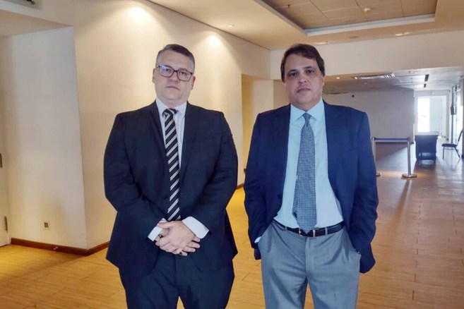 O juiz auxiliar da Corregedoria, Marcos Adriano Silva Ledo e o Desembargador Roberto Maynard Frank, Corregedoria-Geral de Justiça do Tribunal de Justiça da Bahia, lideram investigações sobre irregularidades em cartórios de Feira de Santana.