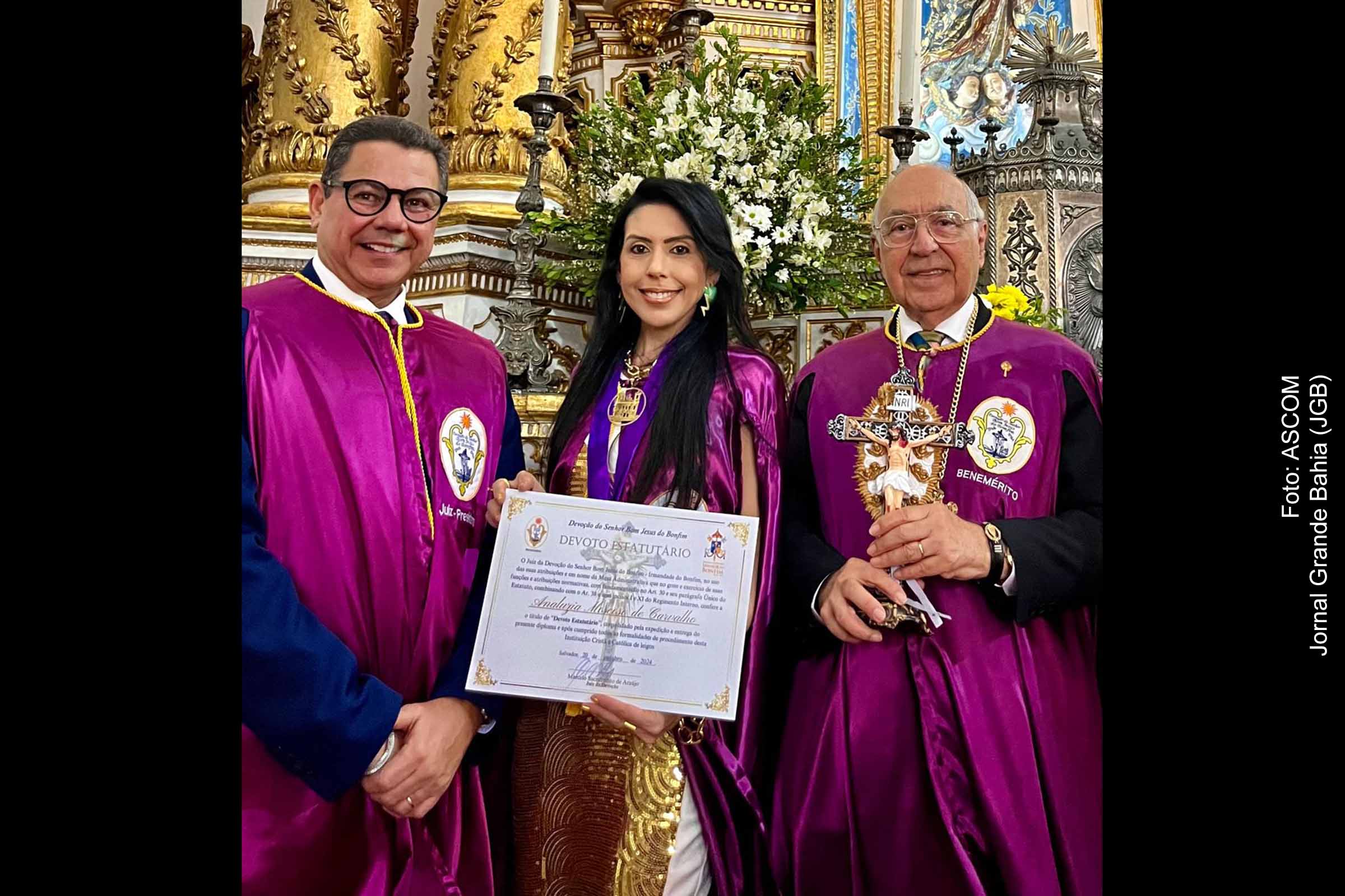 Juiz Presidente da Venerável Irmandade do Senhor do Bonfim, Marcelo Sacramento, ao lado da médica Analuzia Moscoso de Carvalho e do Comendador Nelson José de Carvalho, no Altar da Basílica do Bonfim, durante cerimônia de posse.