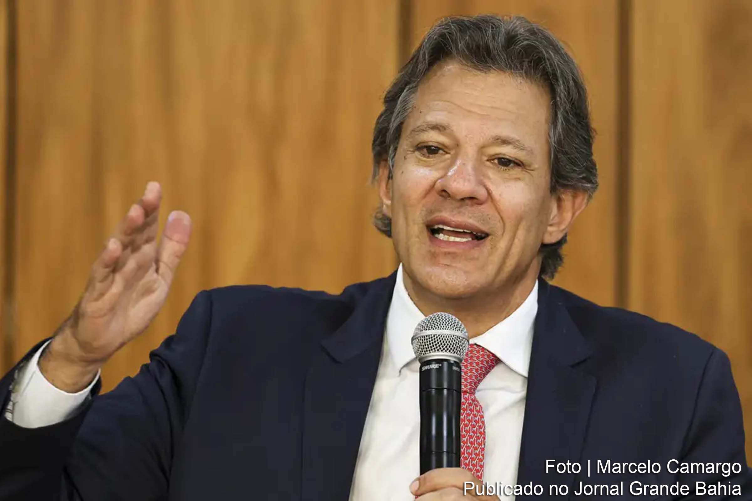 Ministro da Fazenda, Fernando Haddad, anuncia medidas de restrição às apostas online durante entrevista à rádio CBN.