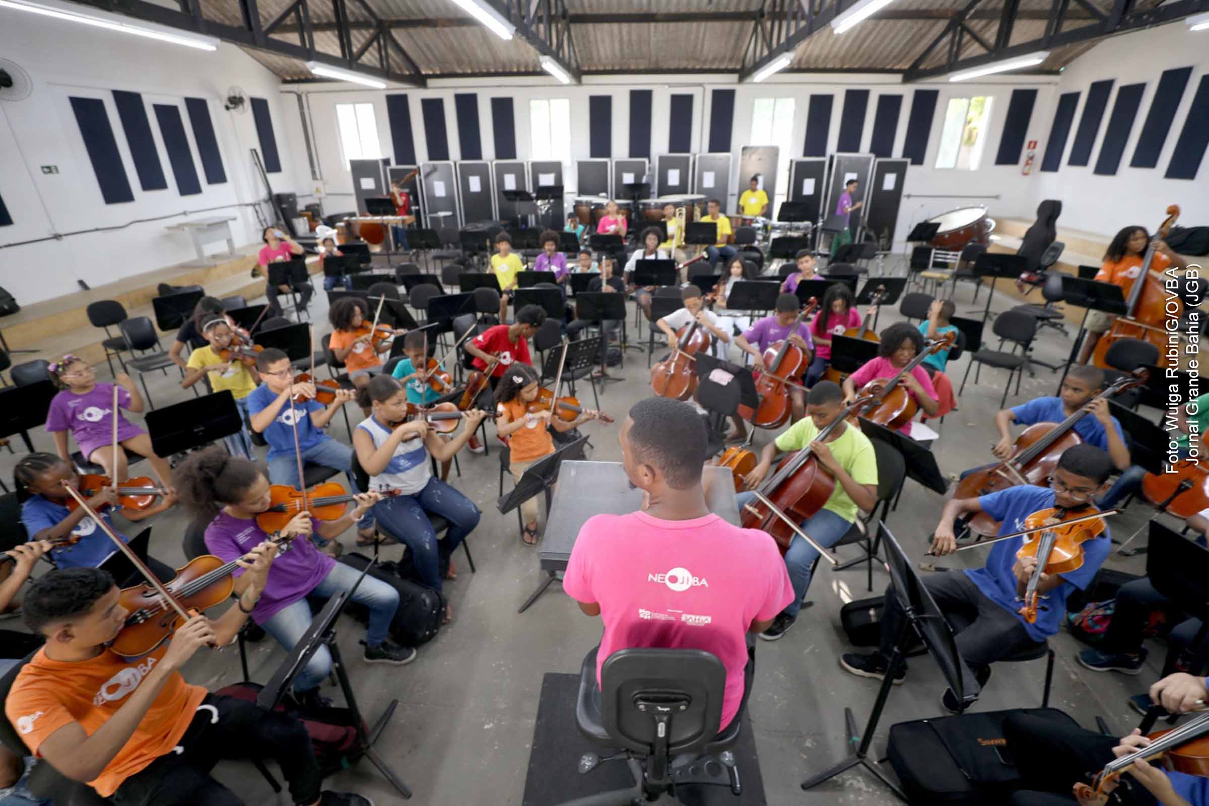 Atividades do Projeto Axé e Neojiba promovem inclusão social e desenvolvimento pessoal entre crianças e adolescentes em Salvador.