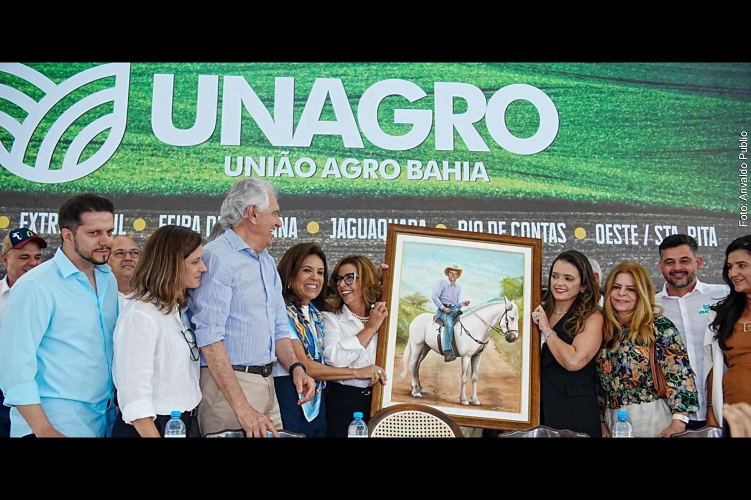 O governador Ronaldo Caiado e a primeira-dama Gracinha Caiado participam do aniversário da União Agro Bahia (Unagro) em Feira de Santana, ressaltando a importância do agronegócio e a proteção das propriedades rurais em Goiás.