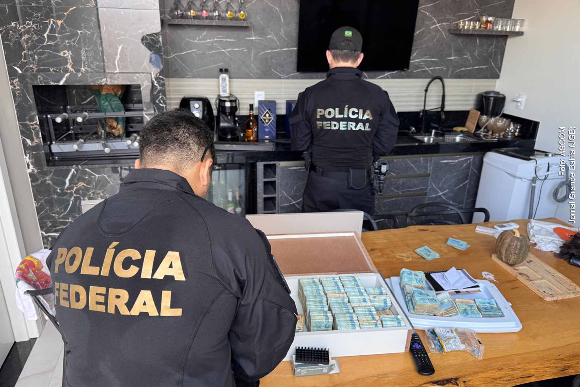 Polícia Federal cumpre mandados de prisão e busca em operação contra organização criminosa especializada em tráfico de drogas, com bloqueio de R$ 10 milhões em bens.