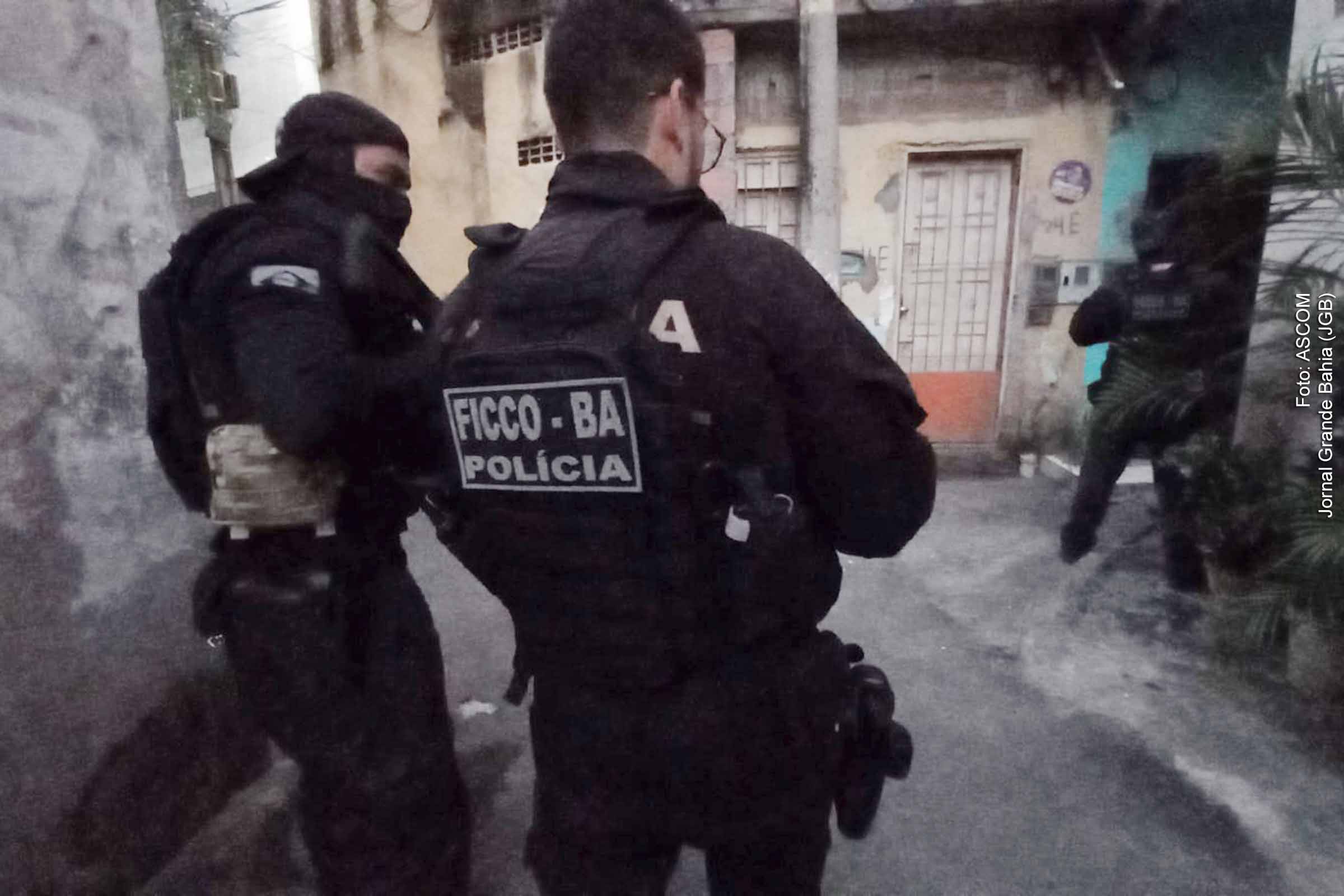 Agentes das forças de segurança realizam operações contra organizações criminosas no Complexo do Nordeste de Amaralina, em Salvador, visando a desarticulação de atividades ilícitas.