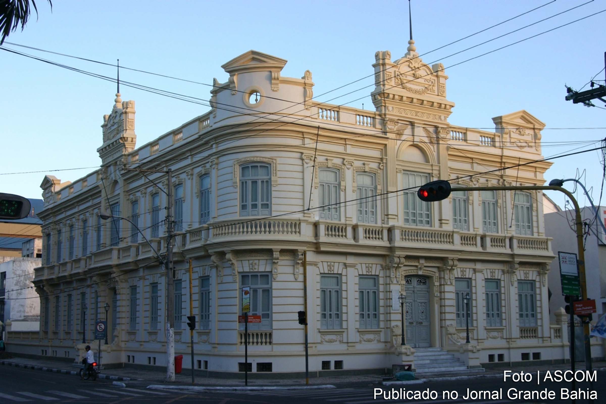 O concurso público da Prefeitura de Feira de Santana, com 567 vagas, atrai mais de 52 mil inscritos e marca a retomada do certame após 13 anos.