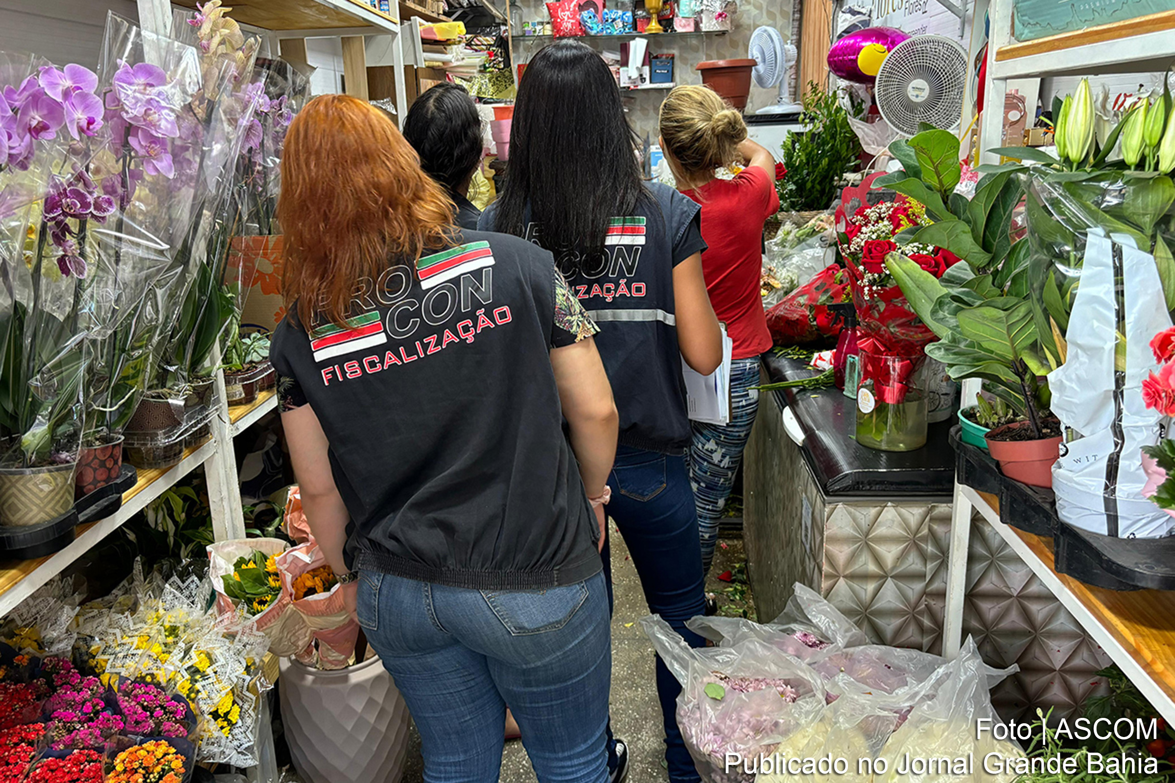 Funcionários do Procon durante fiscalização em floriculturas na cidade de Feira de Santana.