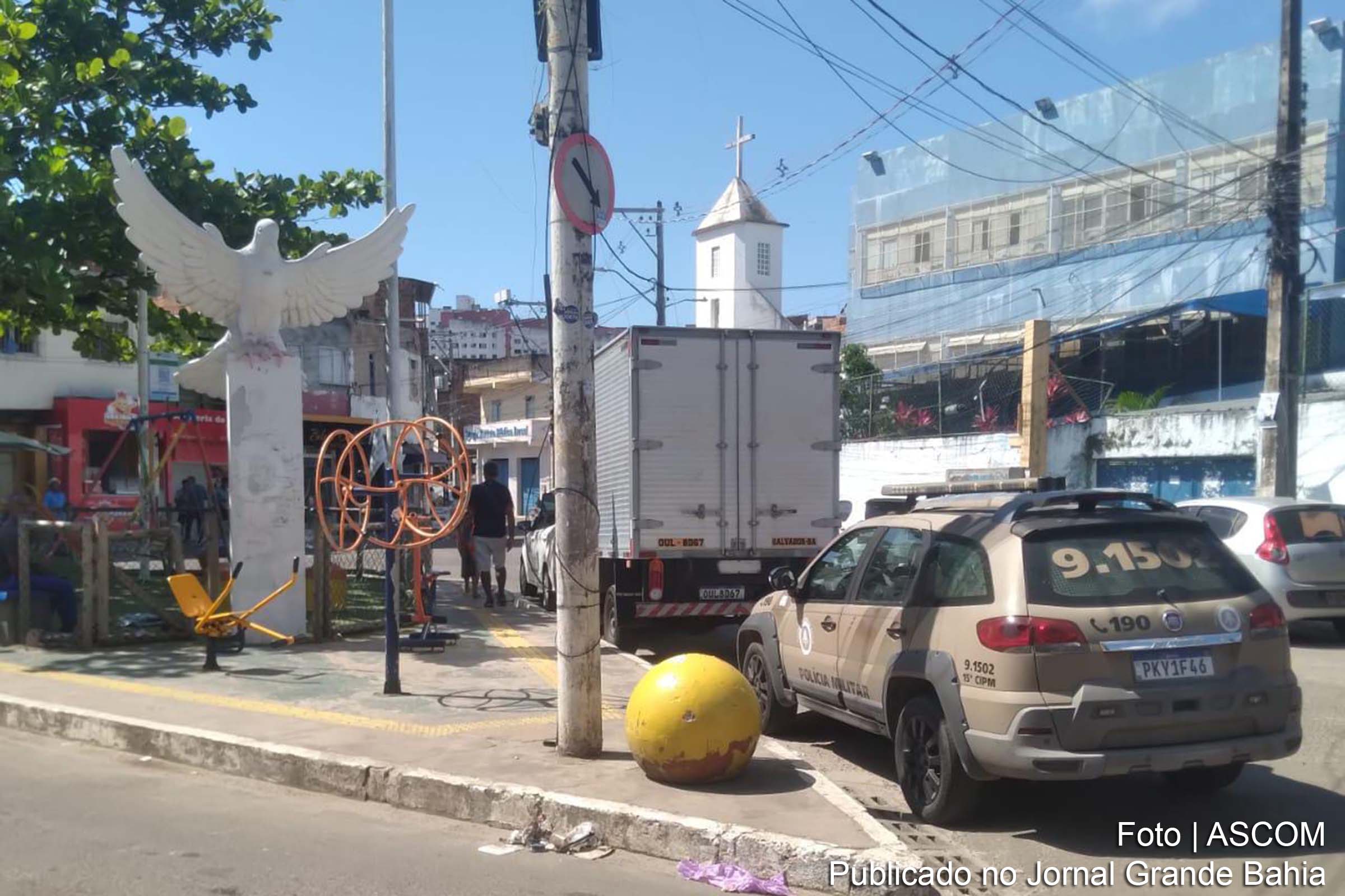 Policiais militares realizam patrulhamento na região do Bairro da Paz, em Salvador, com foco na segurança pública e na proteção do transporte coletivo.