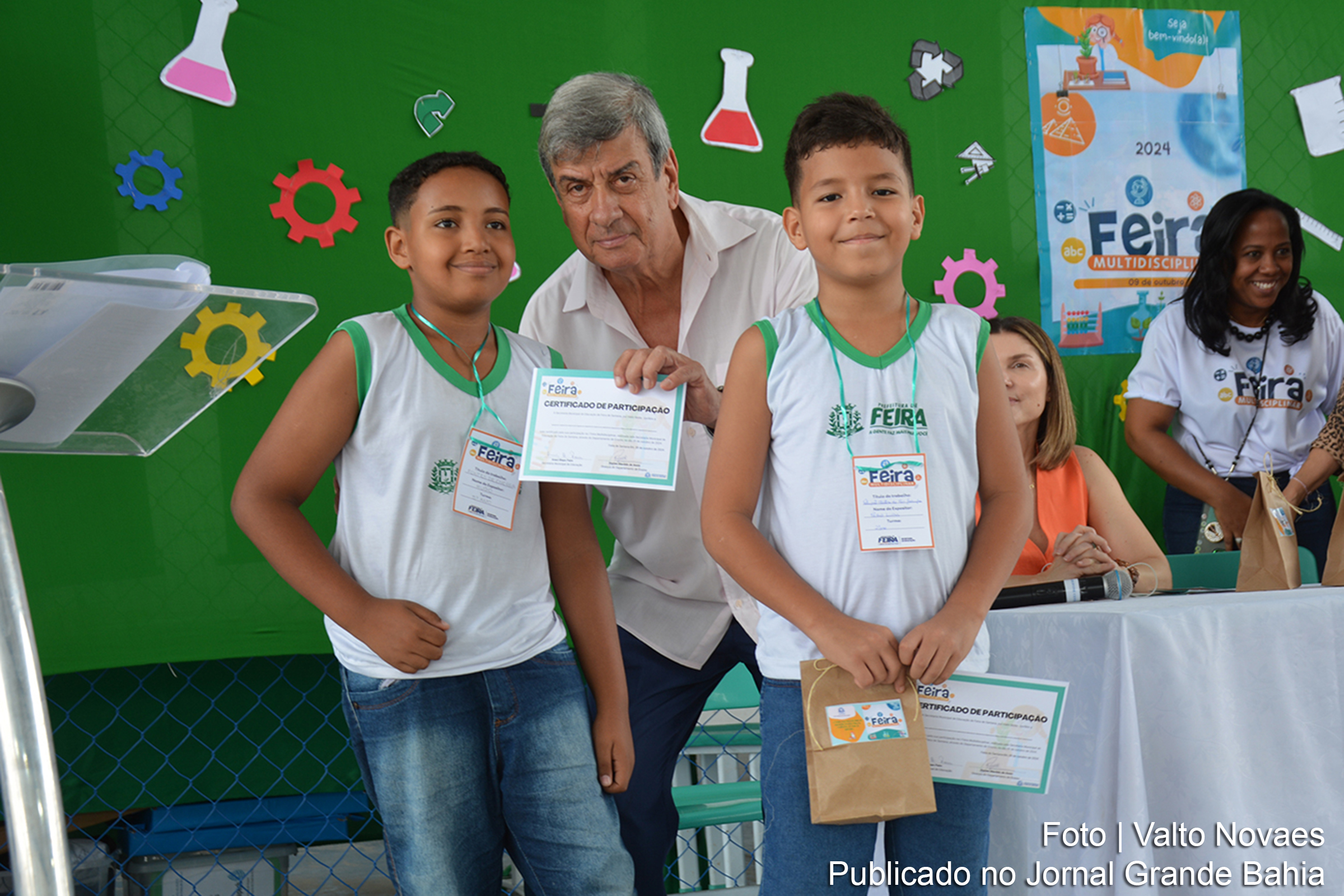 Feira Multidisciplinar reúne estudantes e professores de escolas da rede pública e da UEFS para compartilhar experiências nas áreas de ciência, matemática e educação ambiental.