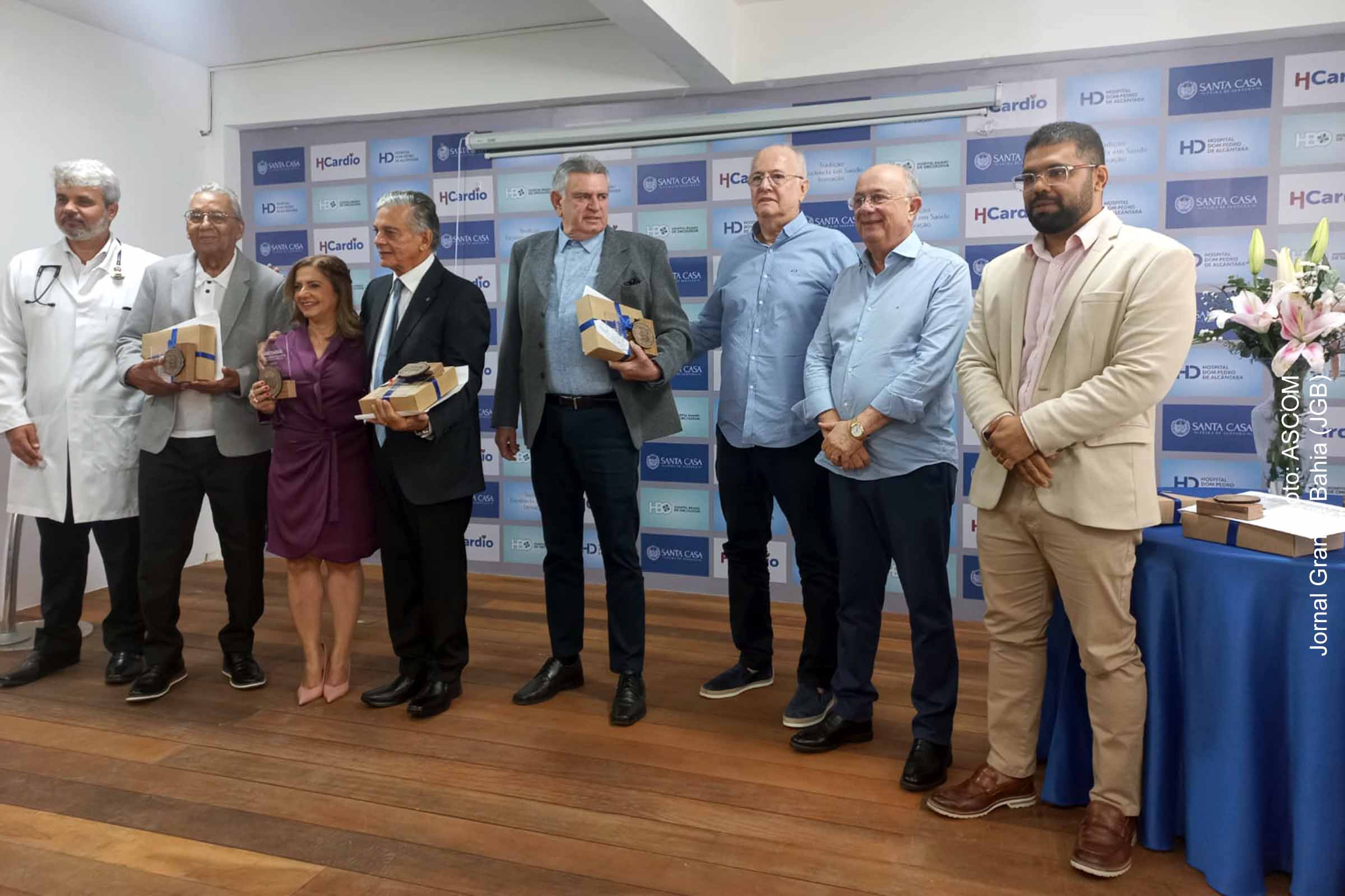 Prefeito eleito José Ronaldo entrega placa de reconhecimento ao médico Sílvio Marques durante solenidade de homenagem na Santa Casa de Misericórdia de Feira de Santana.