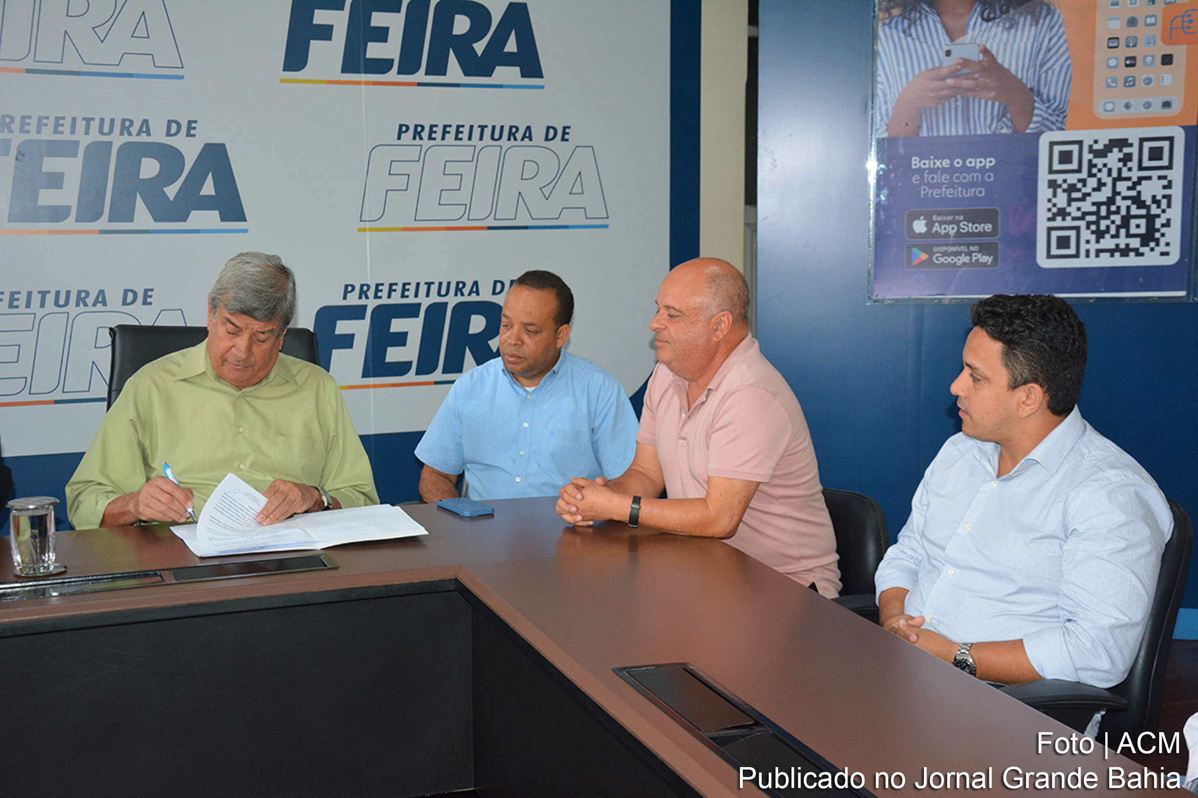 O prefeito Colbert Martins Filho assina decreto que concede isenções tributárias à DPC Atacadista, empresa em expansão no município.