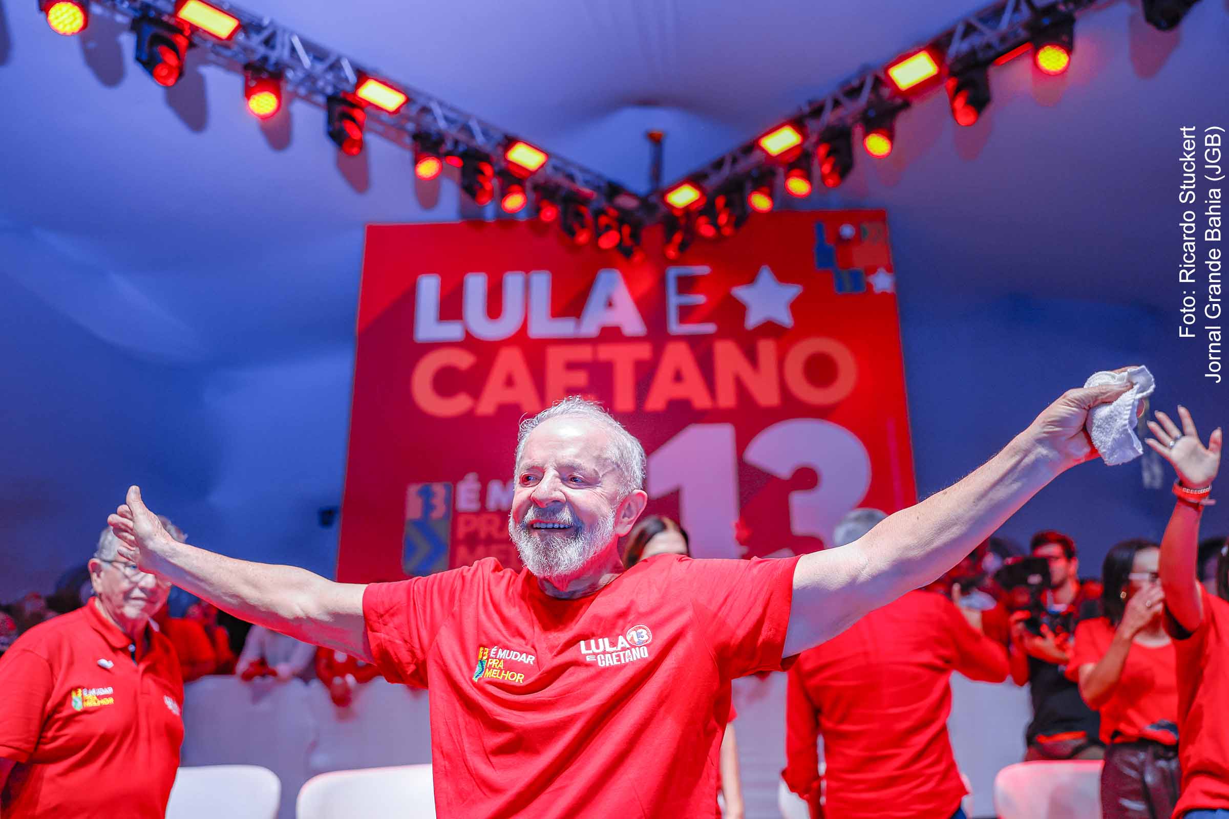 Presidente da República, Luiz Inácio Lula da Silva, durante comício com o candidato à prefeitura de Camaçari, Luiz Caetano. Camaçari