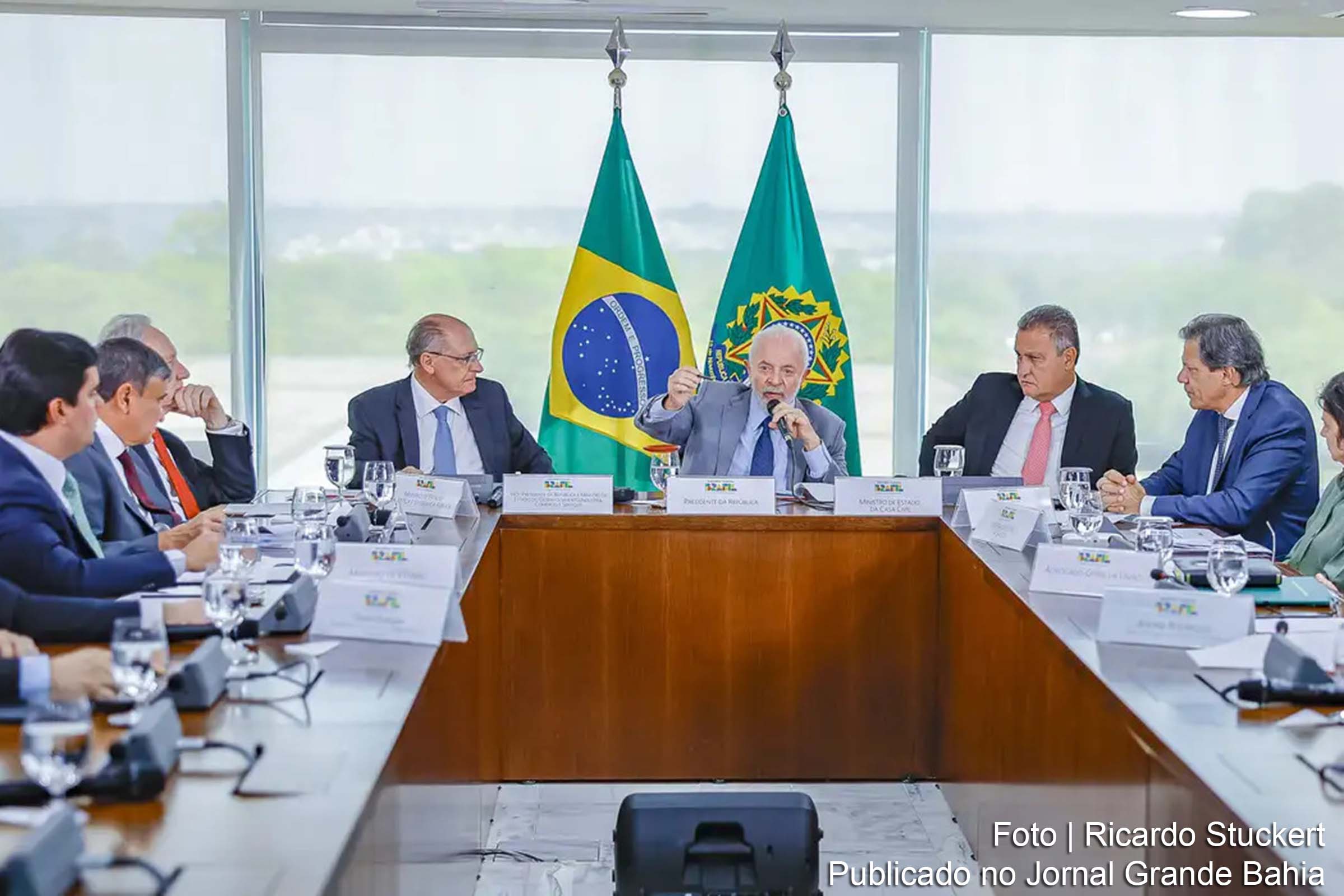 Em reunião ministerial, o presidente Luiz Inácio Lula da Silva discutiu os riscos das apostas esportivas e jogos online.