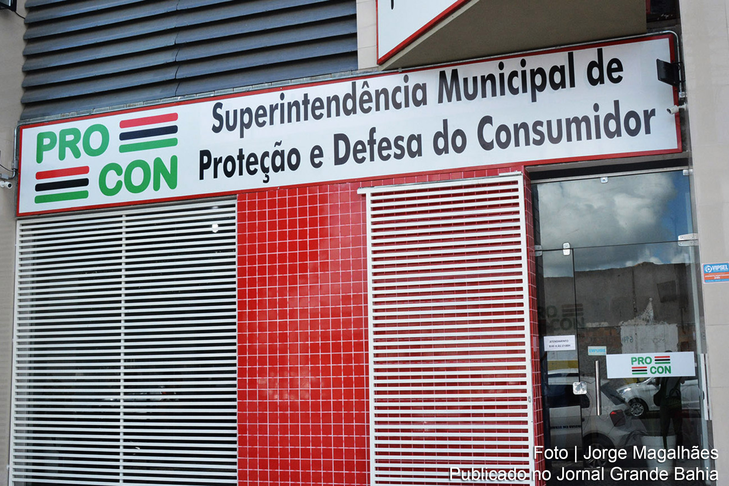 A sede do Procon em Feira de Santana, onde os consumidores podem buscar soluções para suas reclamações e garantir seus direitos.