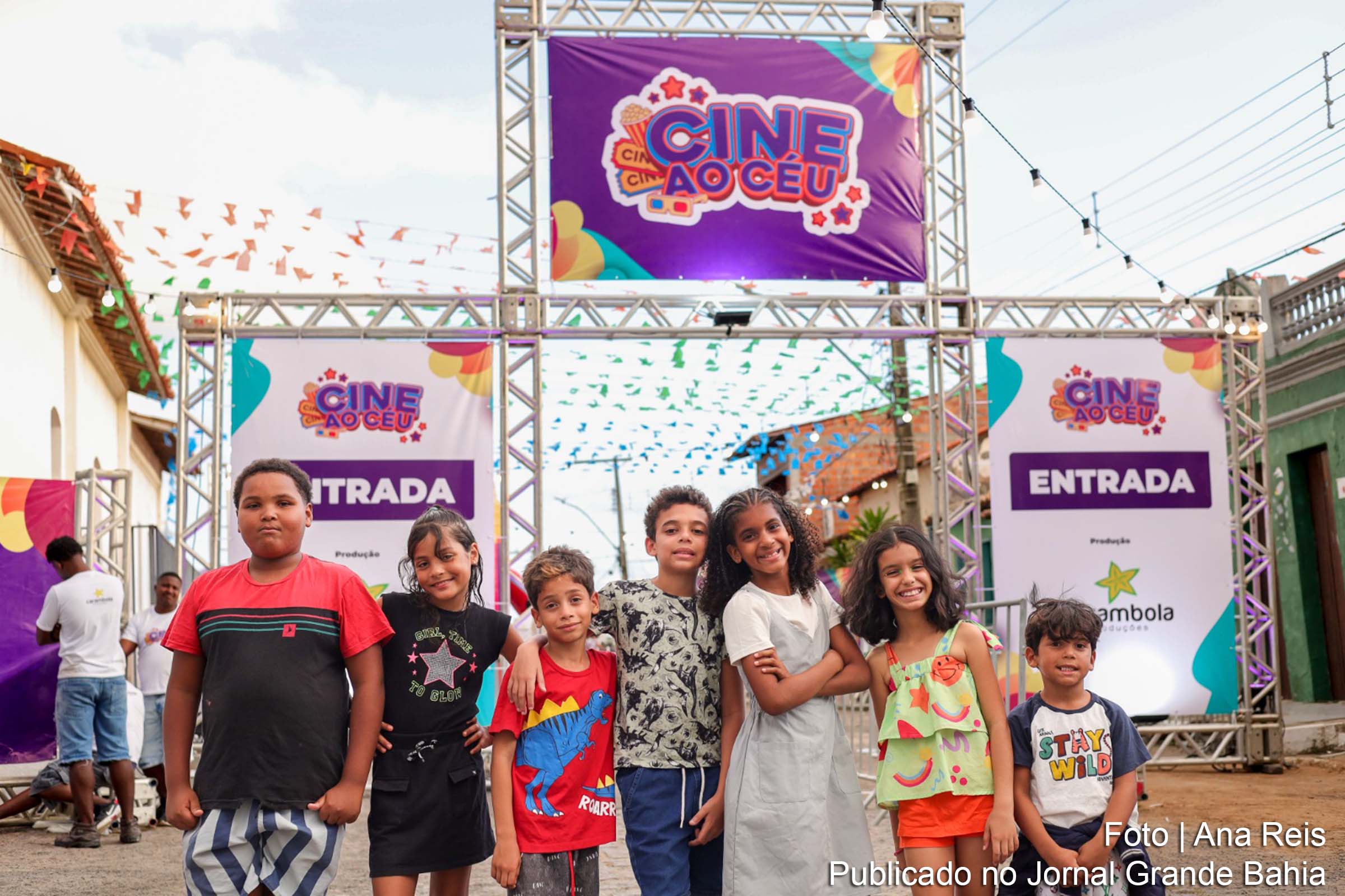 Iniciativa promove exibição de filmes a céu aberto no distrito de Jaguara, permitindo acesso à cultura para crianças da região.