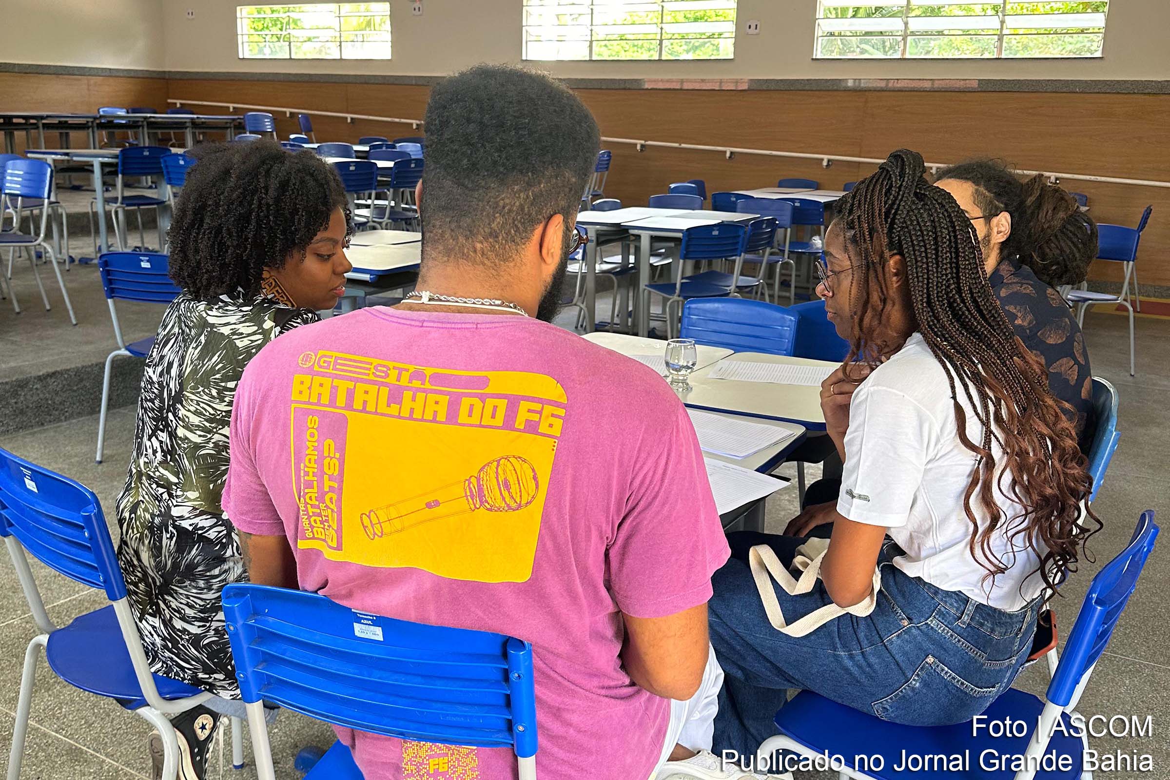 Estudantes do Colégio Estadual Polivalente lançam músicas após ciclo formativo em projeto de produção musical.