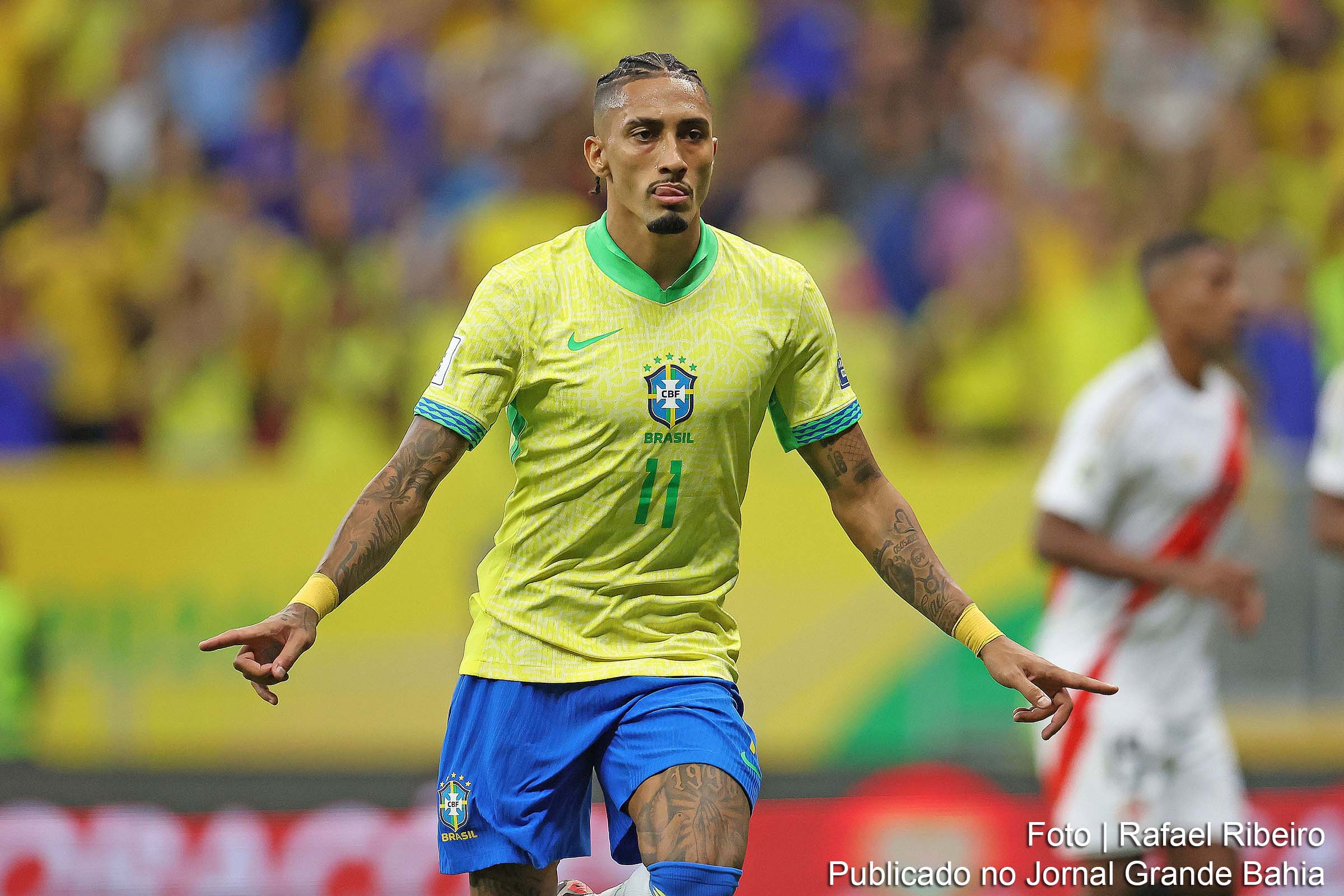 Raphinha comemora após marcar dois gols na vitória por 4 a 0 sobre o Peru, pelas Eliminatórias da Copa de 2026.