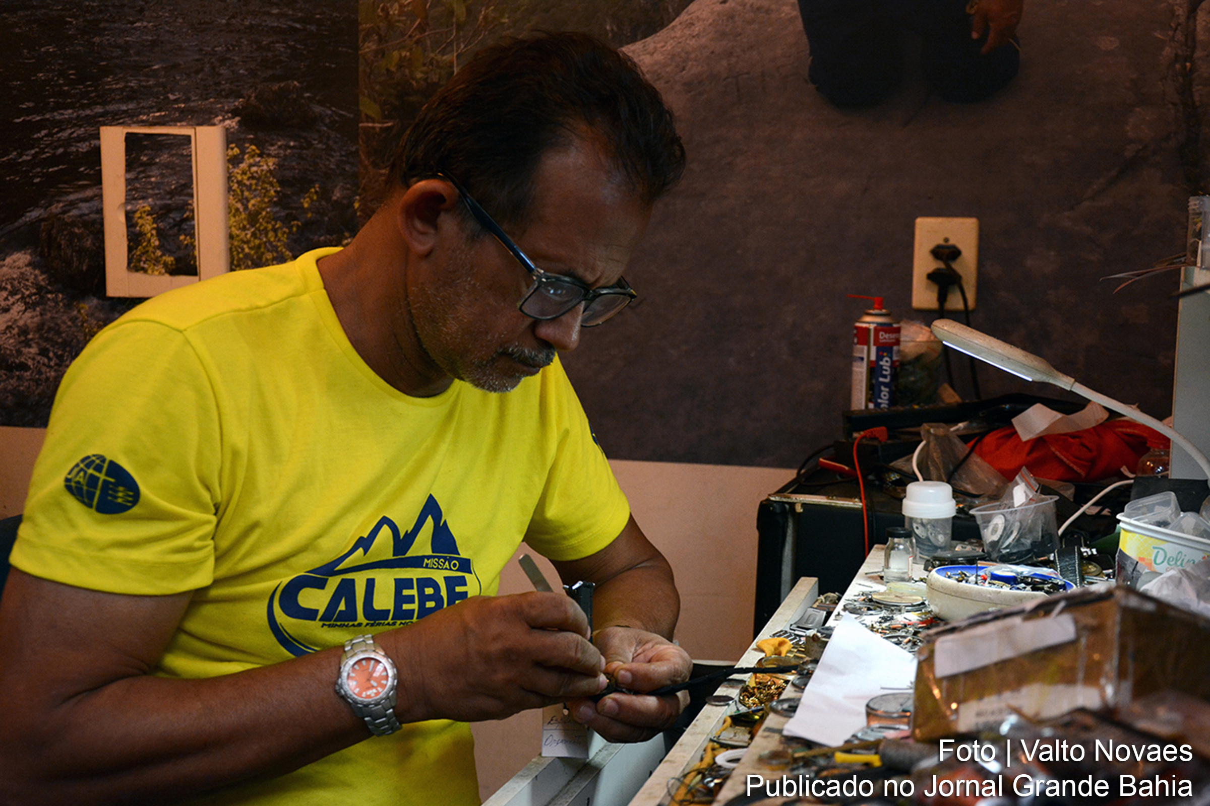 Aleucik Almeida Santos, relojoeiro com mais de 40 anos de experiência, destaca a preocupação com a falta de renovação na profissão.