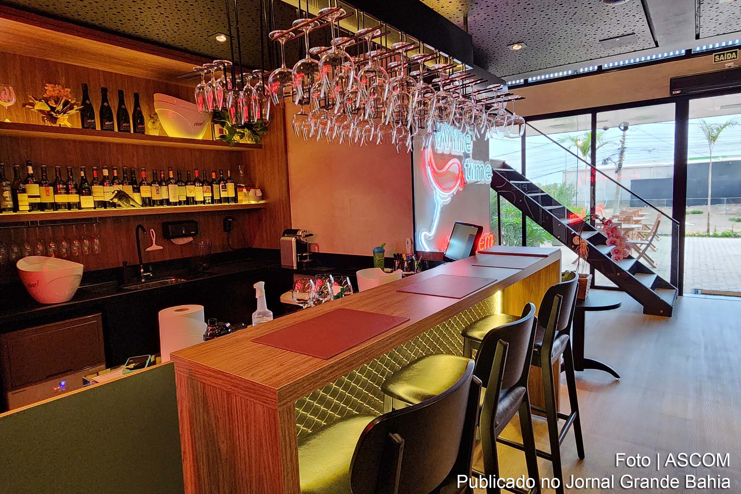 A Vino!, maior rede de wine bars do Brasil, expande sua atuação ao abrir uma nova unidade em Luís Eduardo Magalhães, Bahia.