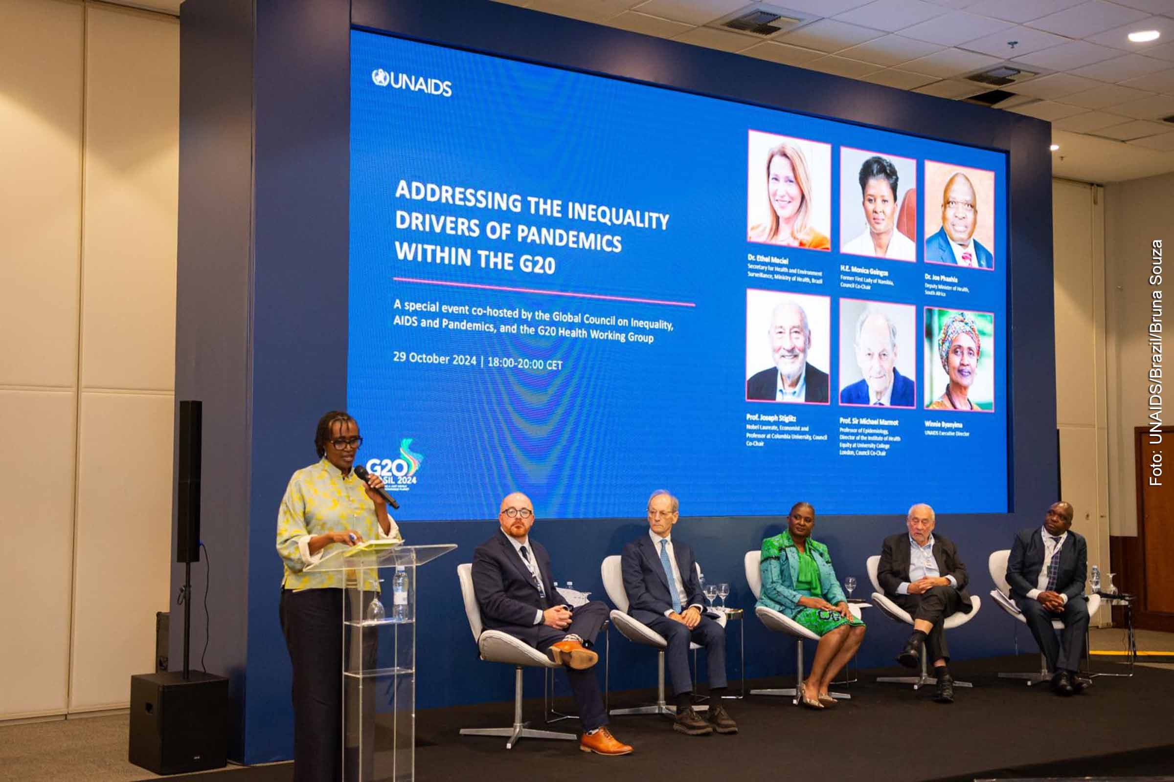 Winnie Byanyima, diretora executiva do UNAIDS e coordenadora do Conselho de Desigualdade, discursa em evento paralelo à reunião do G20 no Rio de Janeiro.