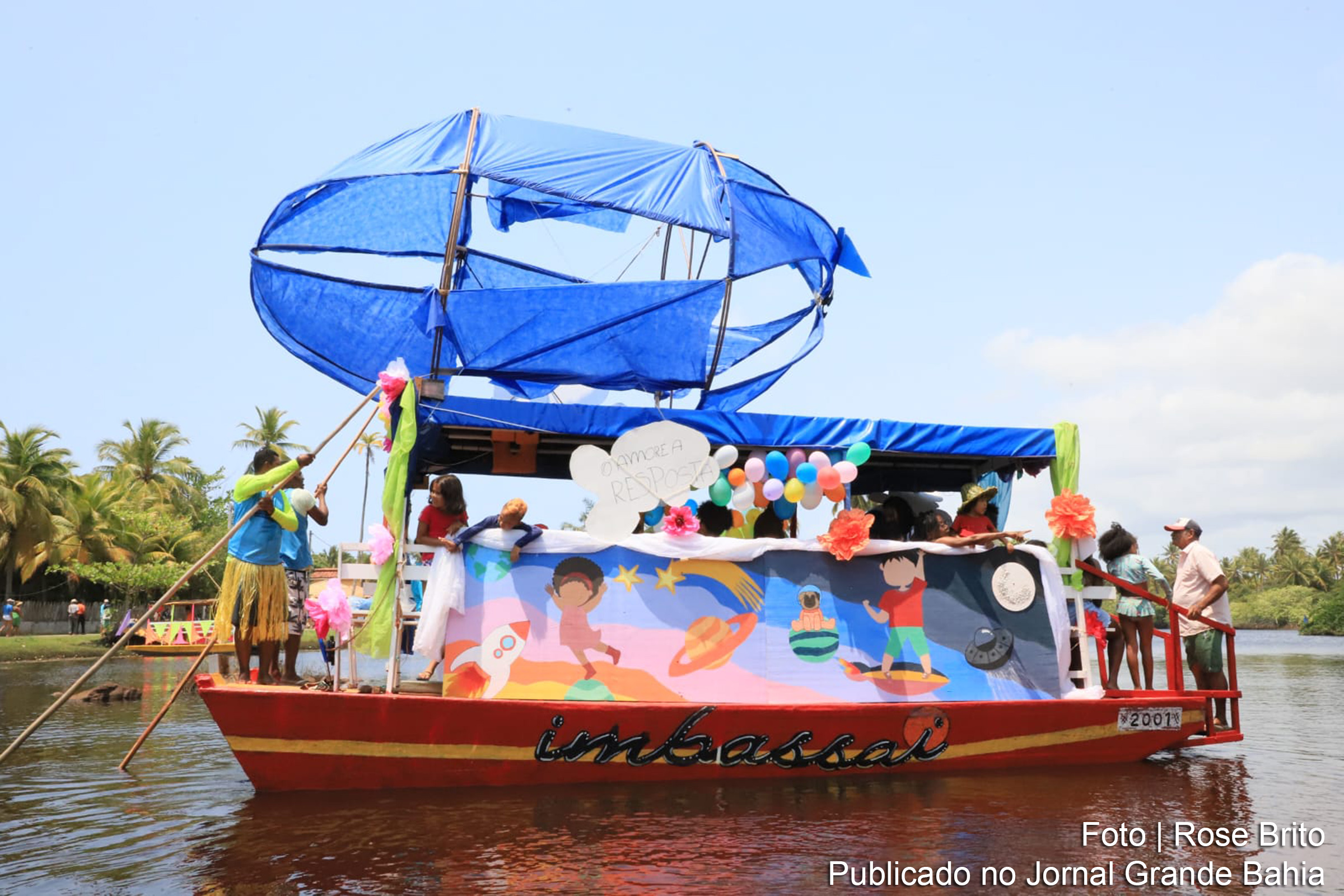 Jangadas competem na XV Regata de Imbassaí, evento que destaca a tradição e habilidade dos jangadeiros, fortalecendo a cultura local e o turismo.