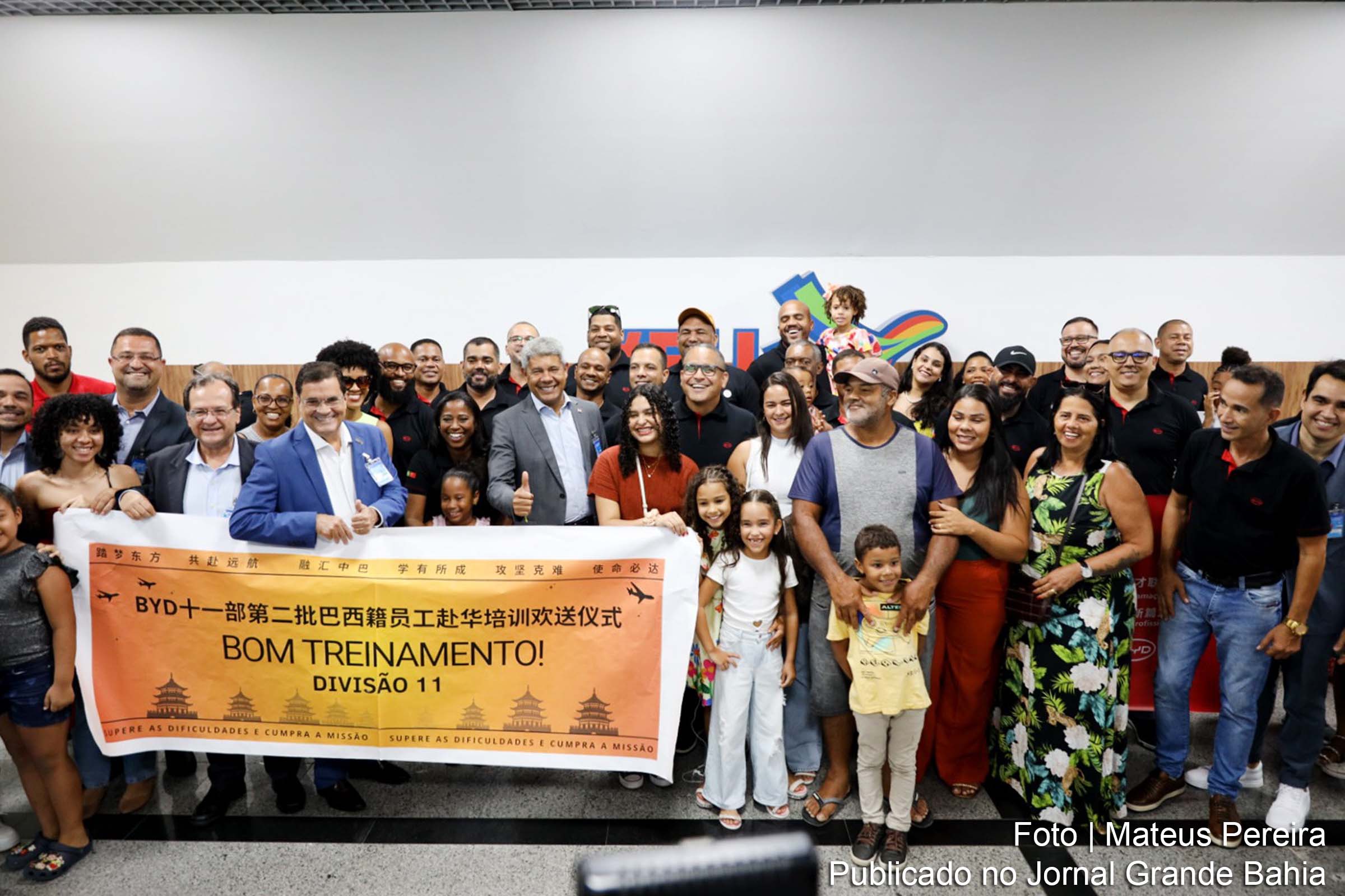 Governador Jerônimo Rodrigues participa de cerimônia no Aeroporto de Salvador para embarque de grupo de 70 baianos que realizarão treinamento de dois meses na fábrica da BYD em Shenzhen, China.