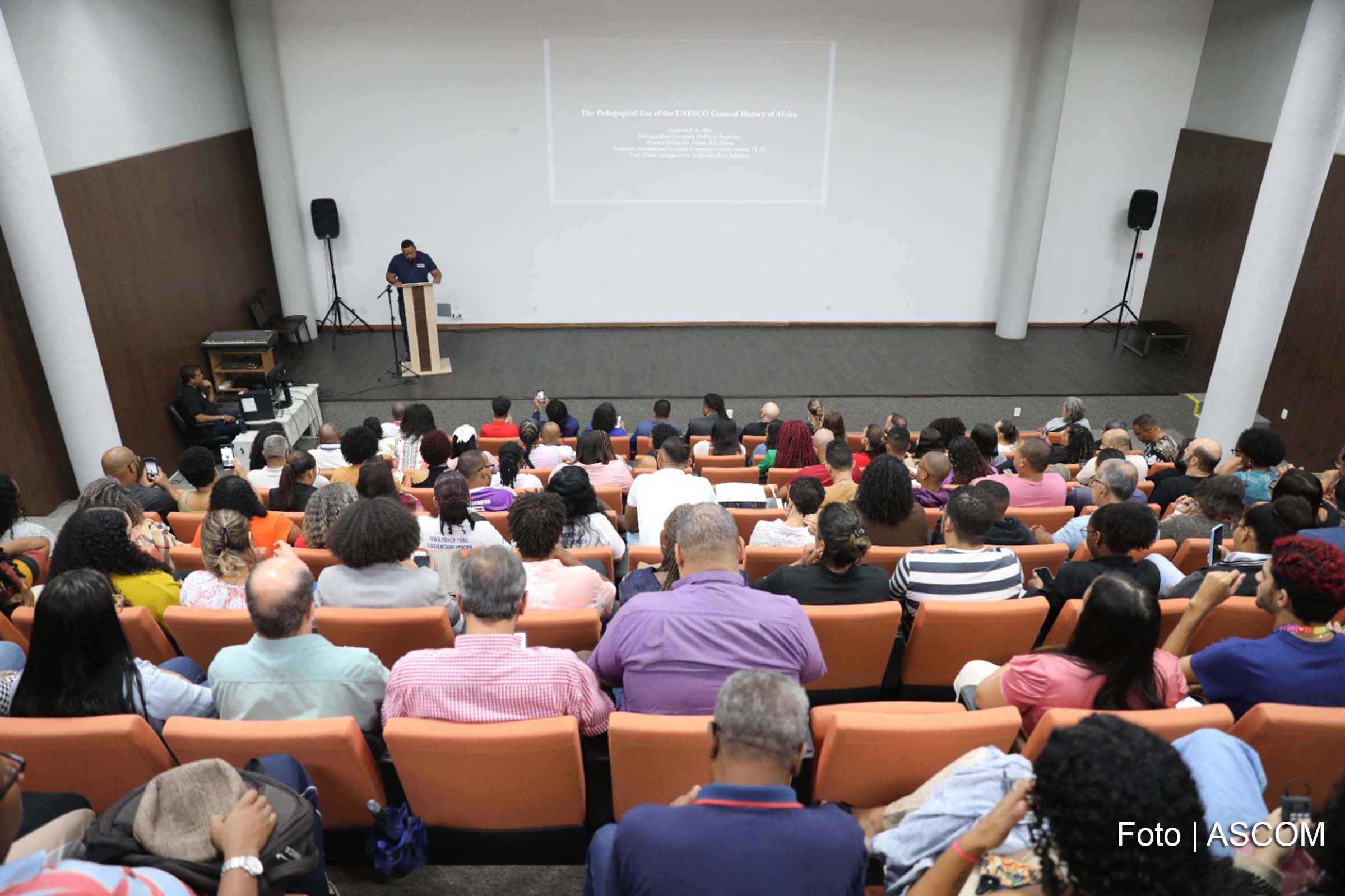 Evento na Secretaria da Educação da Bahia marca lançamento da 10ª edição da Coleção da História da África, promovendo debates sobre o legado africano.