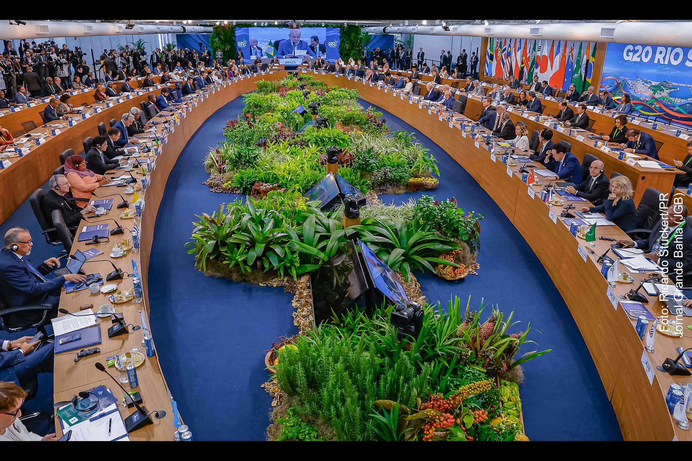 A Cúpula do G20 no Rio de Janeiro, concluída em 19 de novembro de 2024, aprovou por unanimidade uma série de compromissos que incluem a taxação dos super-ricos e a criação da Aliança Global Contra a Fome e a Pobreza. O evento, que contou com a participação de 19 nações e organismos internacionais, é considerado um marco nas discussões globais sobre desigualdade e desenvolvimento sustentável. Analistas apontam que, apesar do sucesso, os desafios para a implementação dos compromissos ainda são substanciais, especialmente devido às tensões geopolíticas atuais.