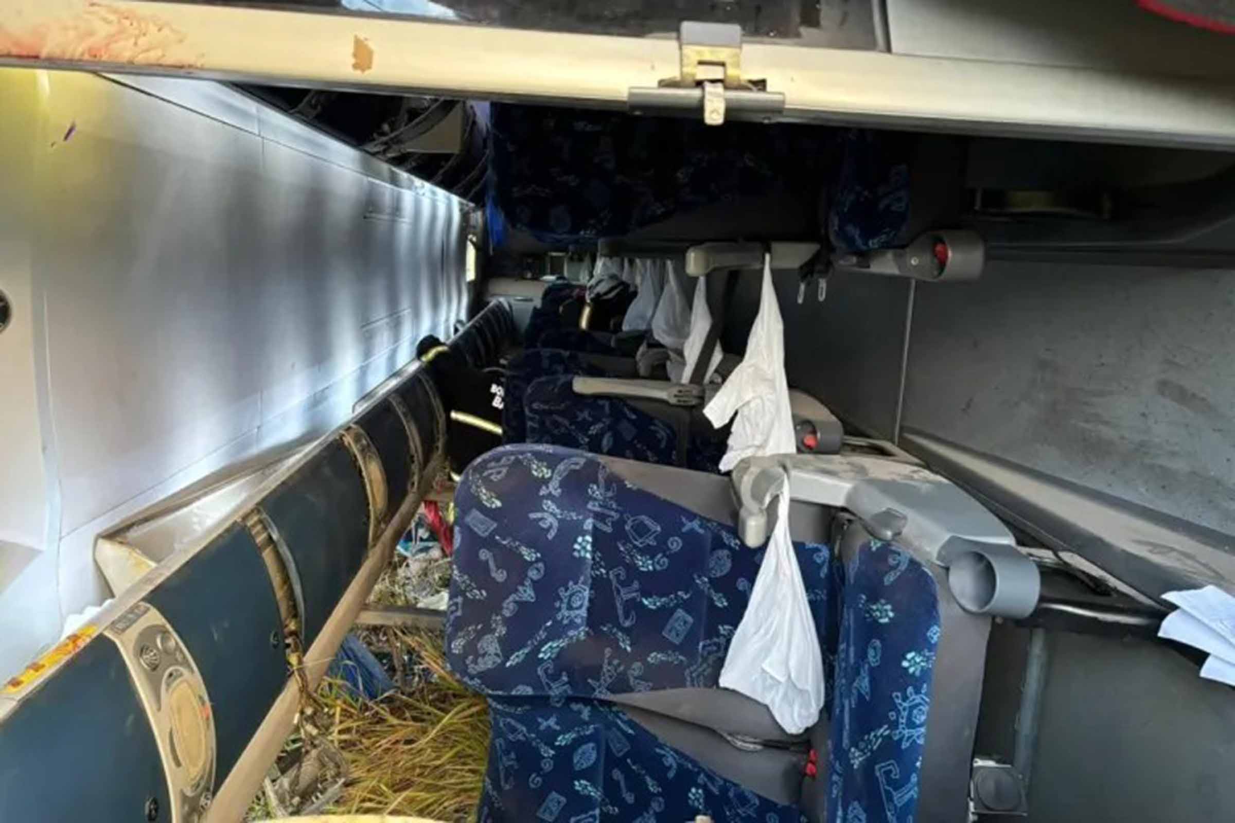 Veículo capotado na BR-110, em Catu, região metropolitana de Salvador; acidente resultou em quatro mortes e 11 feridos.