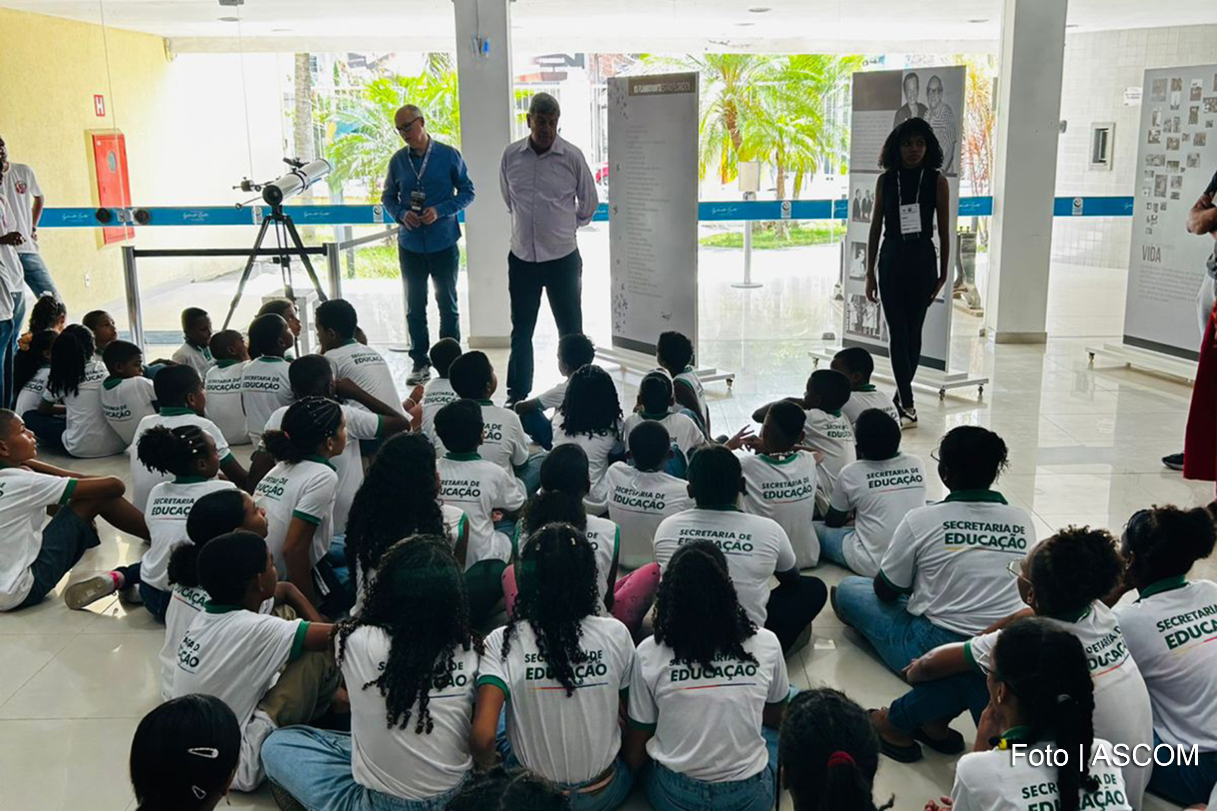 Estudantes e professores da Escola Municipal Quilombola Luiz Pereira dos Santos durante visita ao Museu Parque do Saber, onde participaram de atividades educativas e assistiram a uma exibição no planetário.