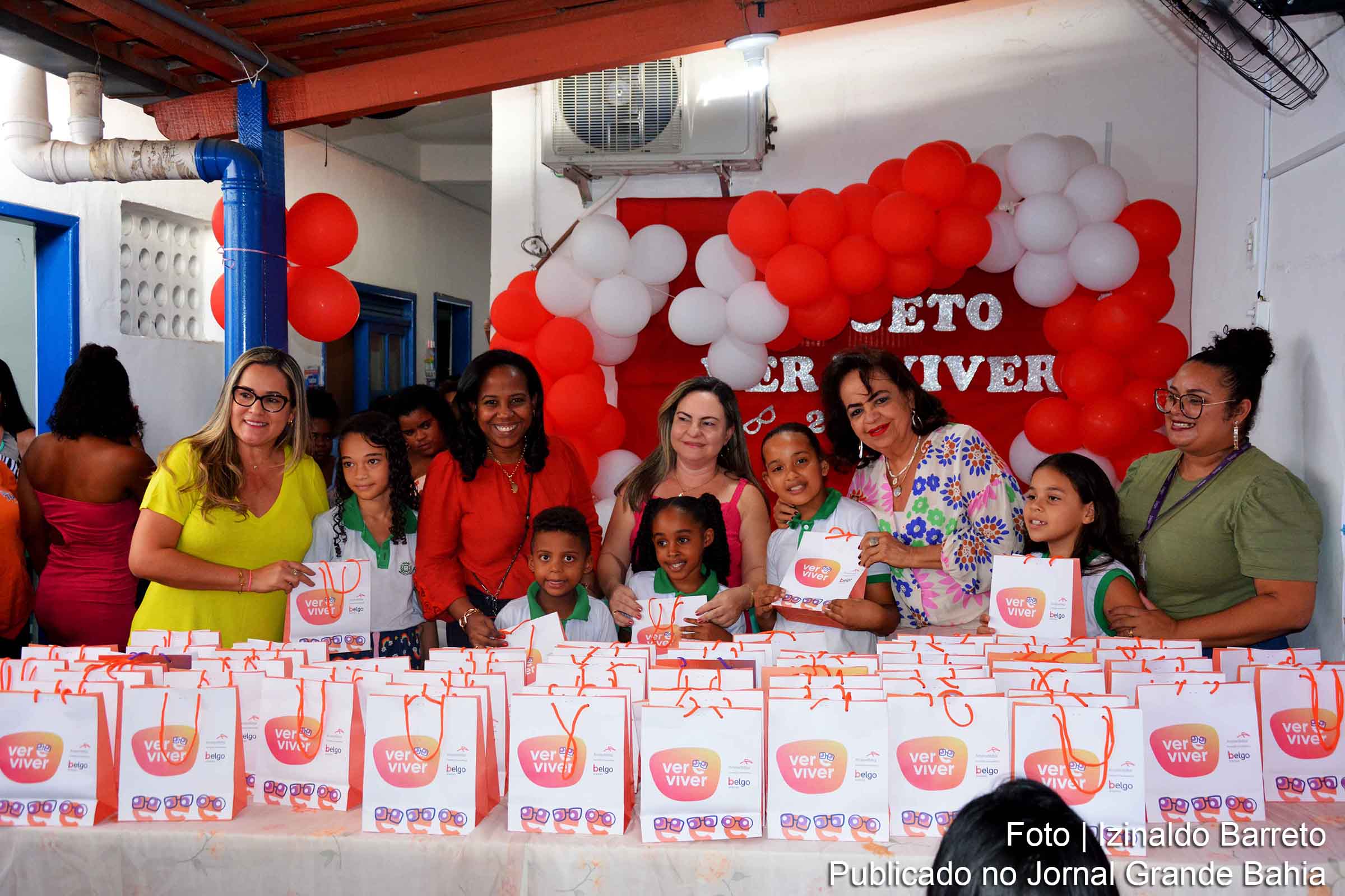 Alunos da Escola Municipal Luís Alberto recebem óculos de grau durante evento promovido pela Prefeitura de Feira de Santana em parceria com a Belgo Bekaert Arames.