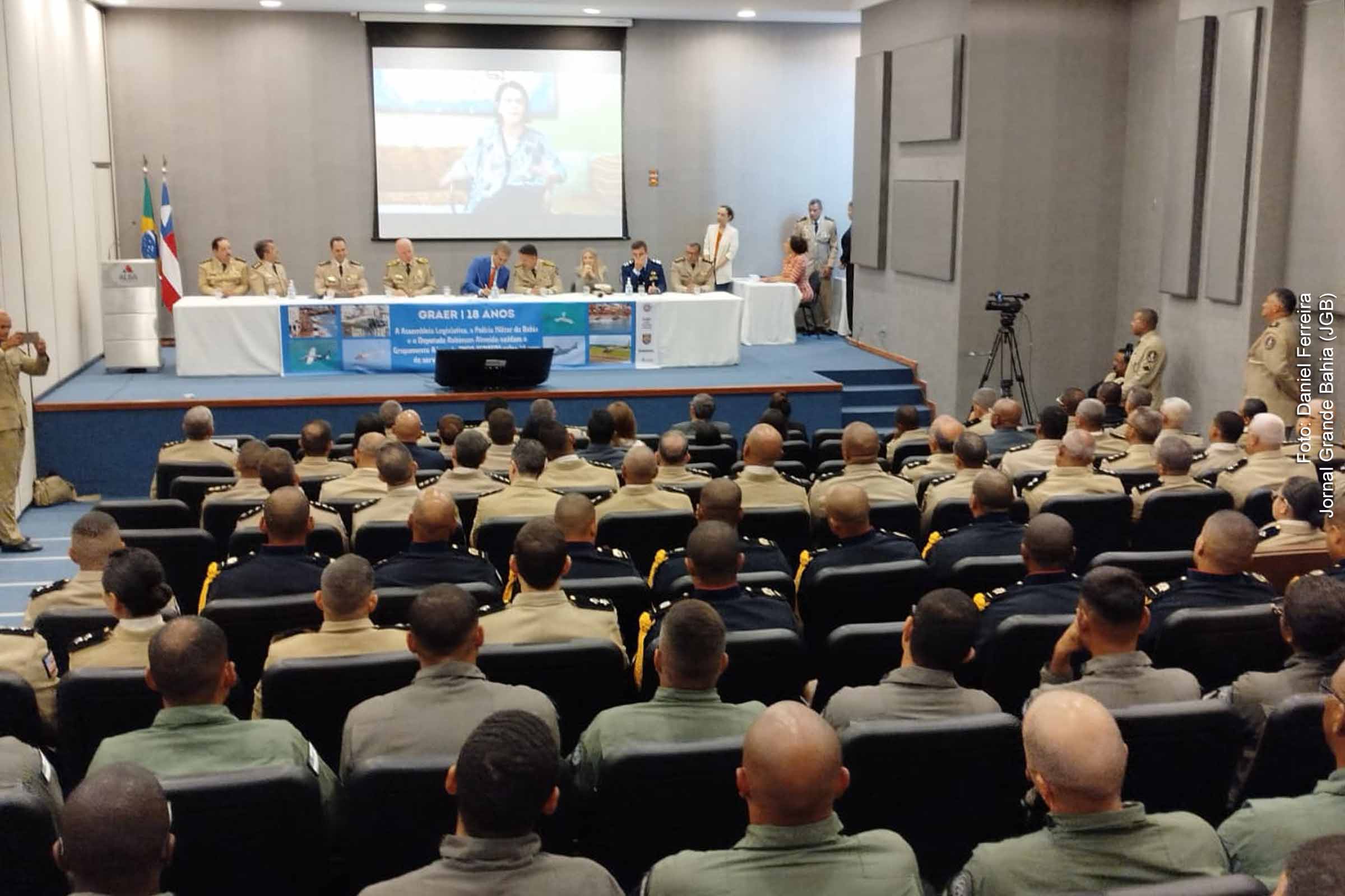 Solenidade na Assembleia Legislativa da Bahia homenageia os 18 anos do Grupamento Aéreo da Polícia Militar, com presença de autoridades e reconhecimento dos serviços prestados.