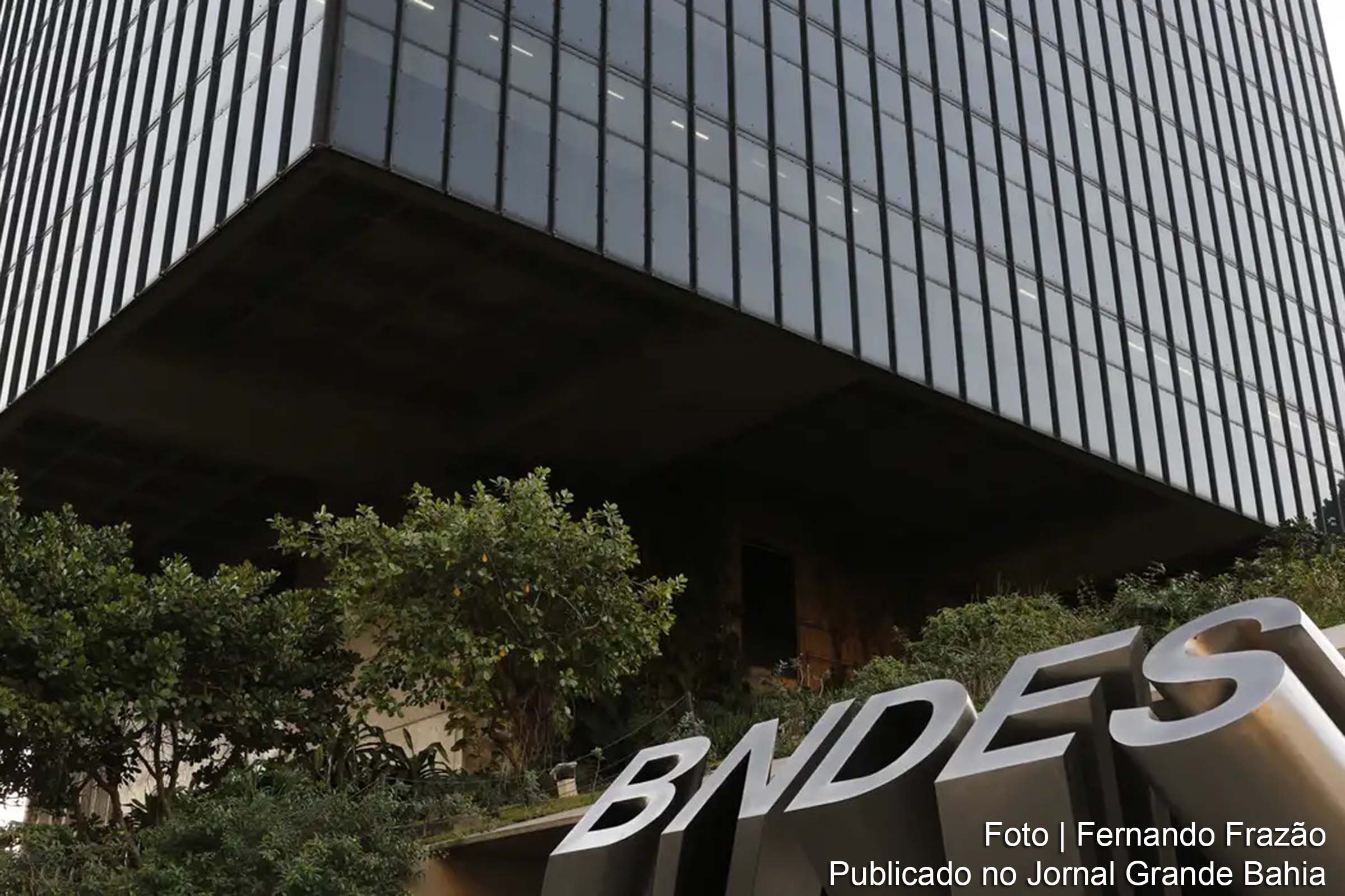 Plataforma BNDES Crédito Digital facilita o acesso a crédito para micro e pequenas empresas, com parcerias com Sicredi e BTG.