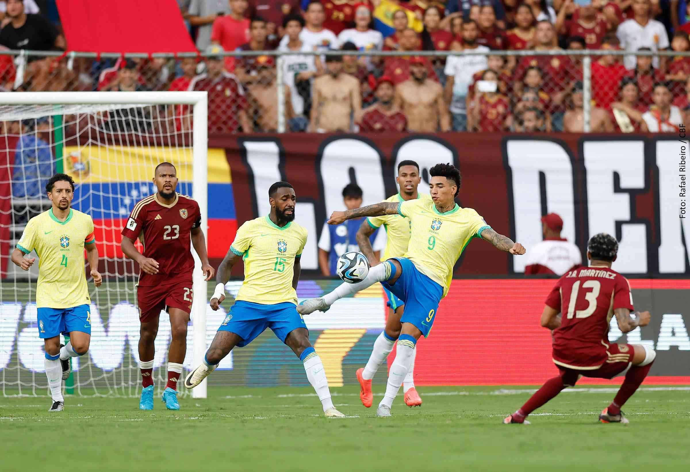 Seleção Brasileira domina a maior parte do confronto, mas sofre empate no início do segundo tempo em partida realizada no Estádio Monumental de Maturín, na Venezuela.