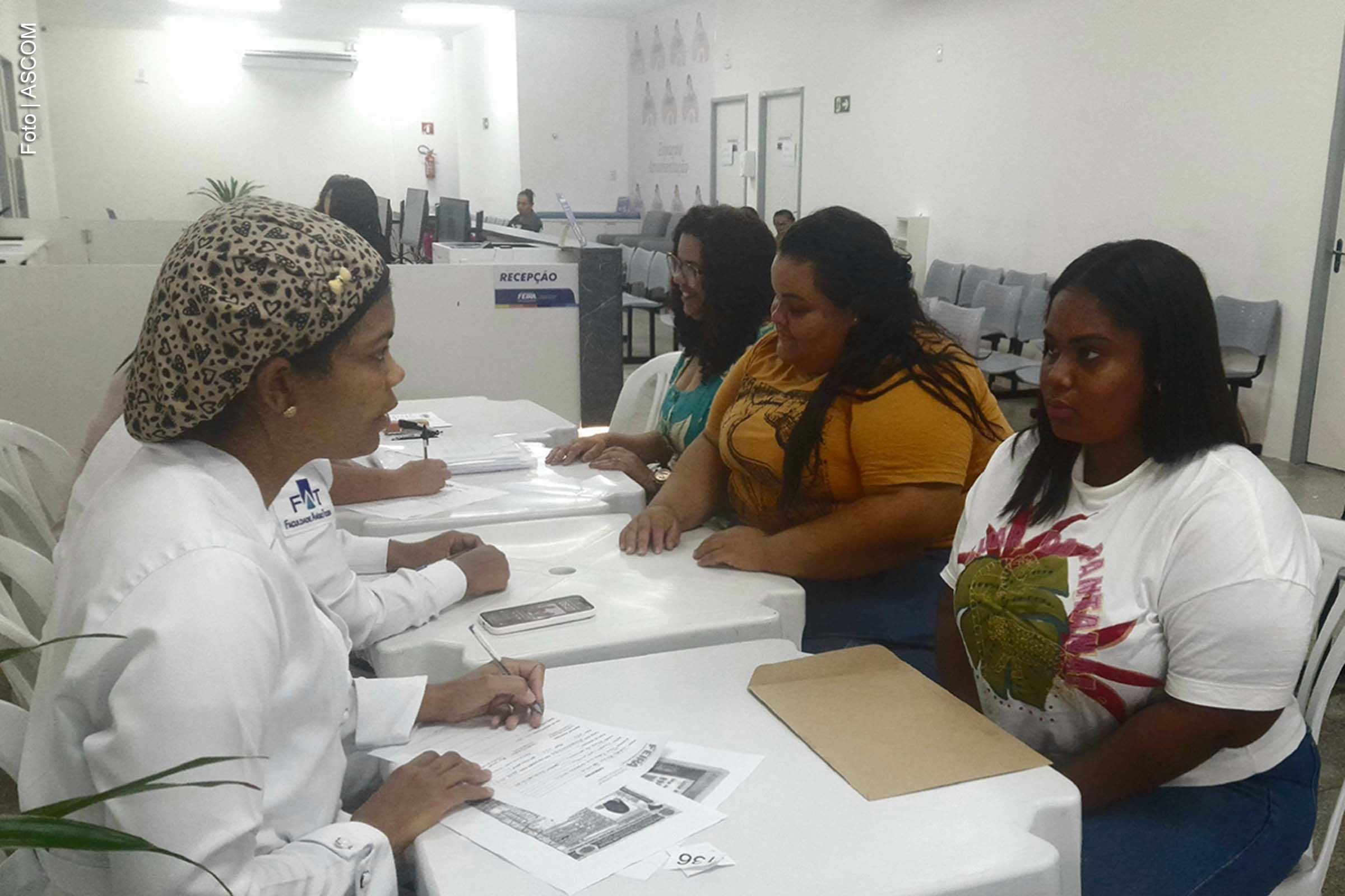 Mulheres realizam cadastramento no Ambulatório de Saúde da Mulher para cirurgia bariátrica pelo SUS em Feira de Santana.