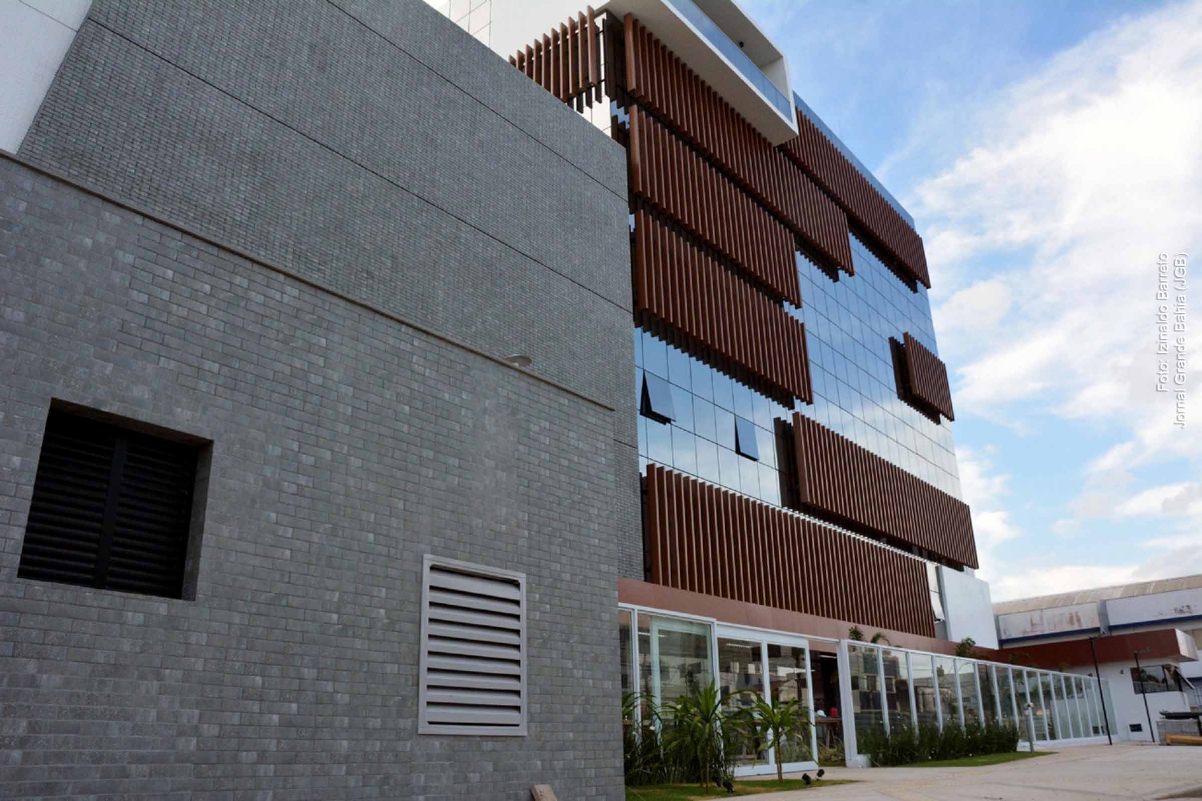 Inauguração da nova sede da Secretaria Municipal de Educação e do Centro de Formação Geraldo Leite pelo prefeito Colbert Martins Filho (MDB) marca avanço na educação de Feira de Santana, com inovação, sustentabilidade e homenagem ao legado histórico.