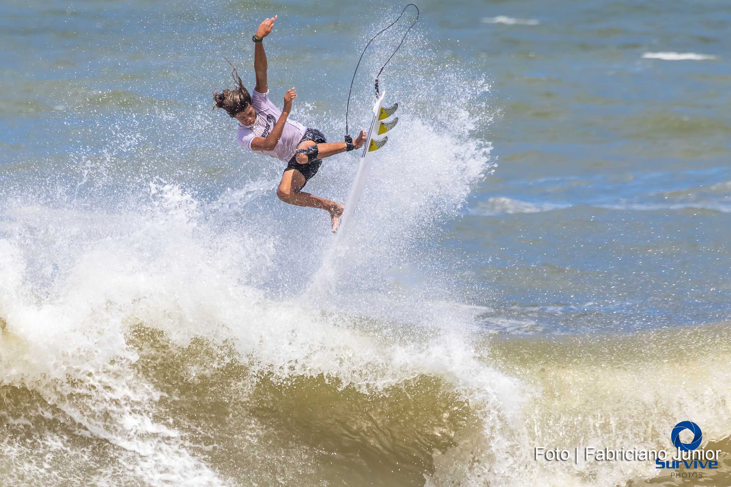Surfistas de diferentes faixas etárias competem em Itacaré, onde as categorias de base e master celebram o crescimento do esporte no litoral baiano.