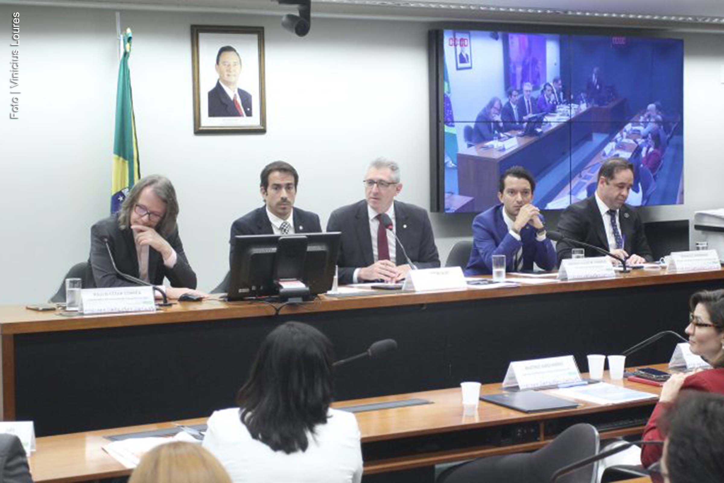 Um debate realizado na Câmara dos Deputados sobre a regulamentação do cigarro eletrônico evidenciou divisões entre os participantes, com defensores da manutenção da proibição e outros favoráveis à regulamentação. O encontro discutiu o Projeto de Lei 2158/24, que criminaliza a comercialização desses produtos no Brasil, e contou com representantes de diferentes setores, como saúde, indústria e política.