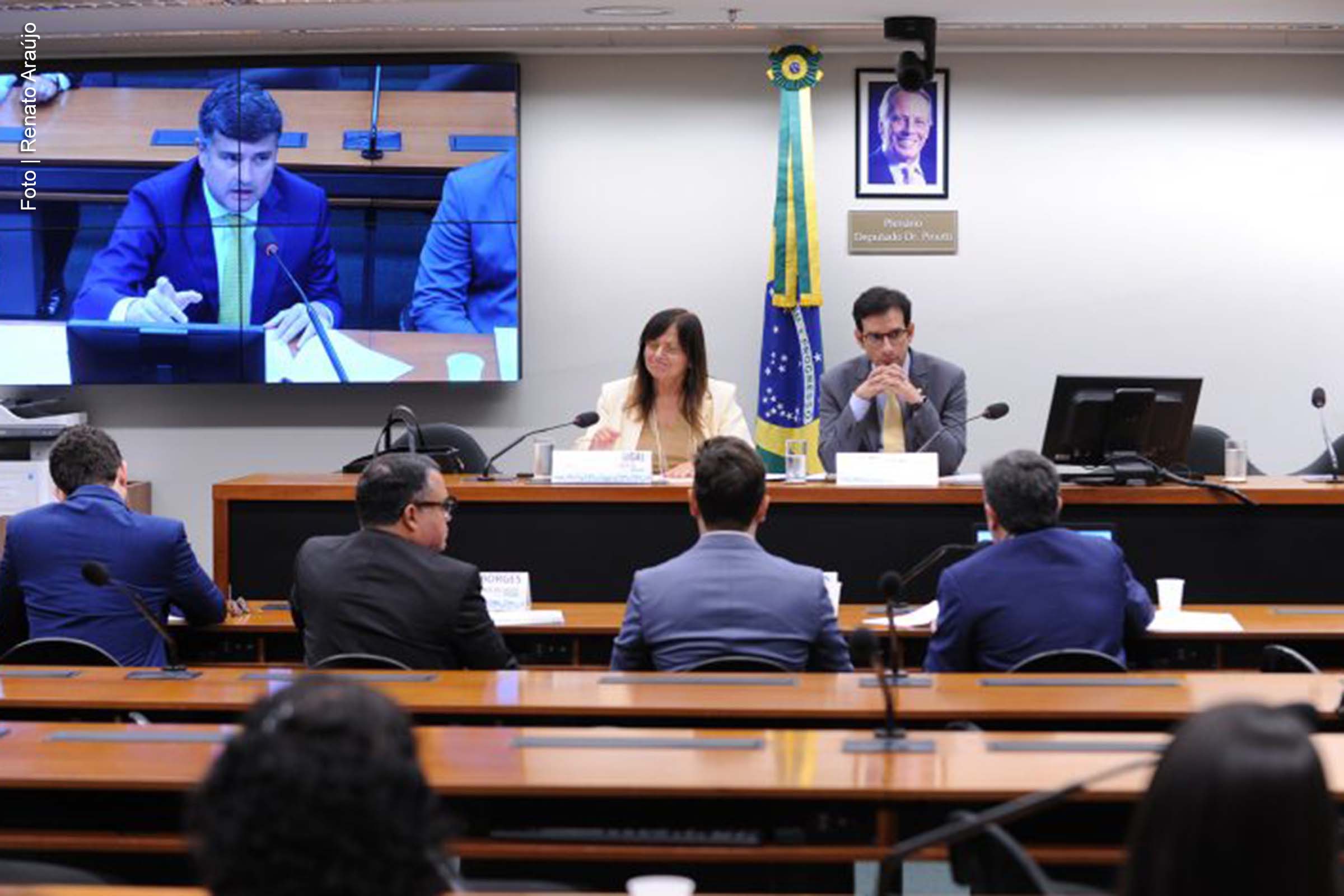 Na quarta-feira (13), a Comissão de Saúde da Câmara dos Deputados promoveu um debate sobre os abusos cometidos por operadoras de planos de saúde coletivos. Durante a audiência pública, especialistas e parlamentares apontaram a ineficácia da Agência Nacional de Saúde Suplementar (ANS) na regulamentação desse segmento, o que resulta em violações aos direitos dos consumidores.