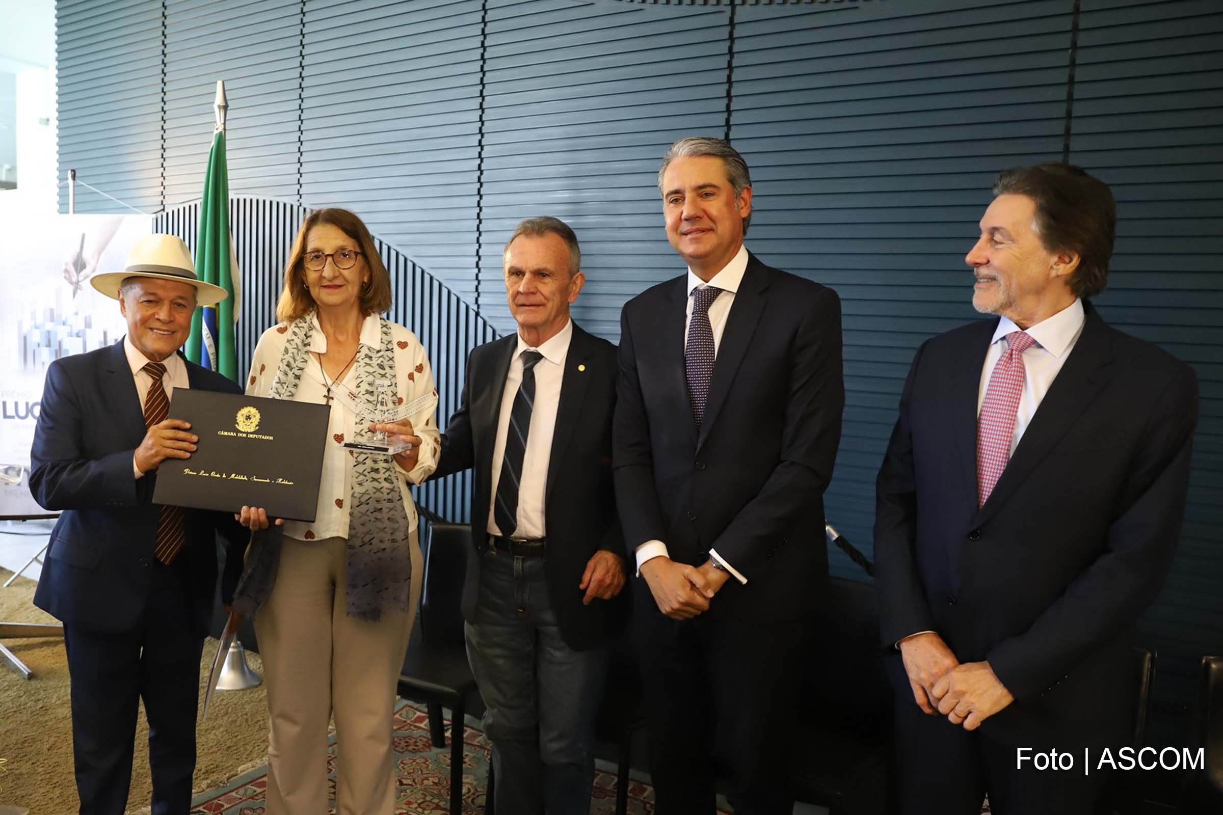 Deputado Joseildo, Marli Carrara e deputados membros da Comissão de Desenvolvimento Urbano.