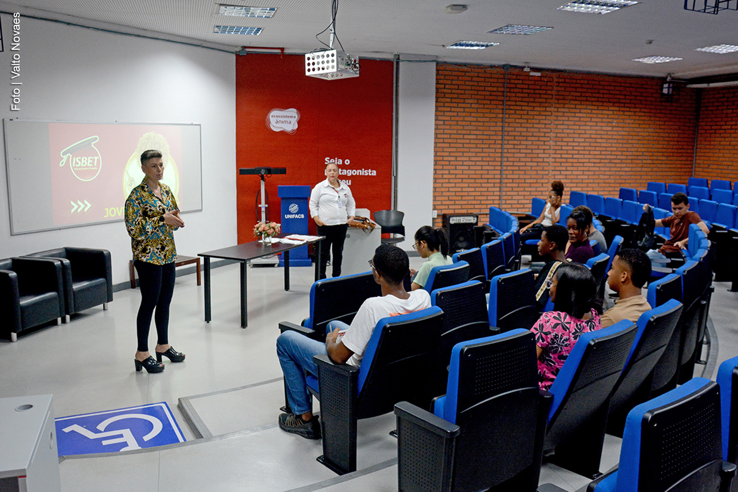 A Prefeitura de Feira de Santana, por meio da Secretaria da Juventude (SEJUV) e em parceria com o Instituto Brasileiro Pró-Educação, Trabalho e Desenvolvimento (ISBET), realizou nesta quarta-feira (27) a segunda etapa do curso gratuito de orientação profissional para jovens. O evento, que ocorreu no auditório da UNIFACS, visa capacitar jovens para o mercado de trabalho e já gerou resultados com contratações efetivas.