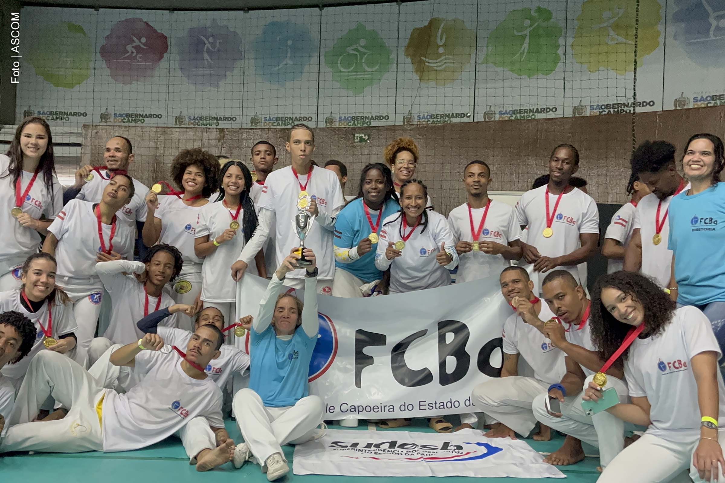 Integrantes da delegação baiana celebram a conquista de 24 medalhas no Campeonato Brasileiro de Capoeira 2024, realizado em São Bernardo dos Campos, SP.
