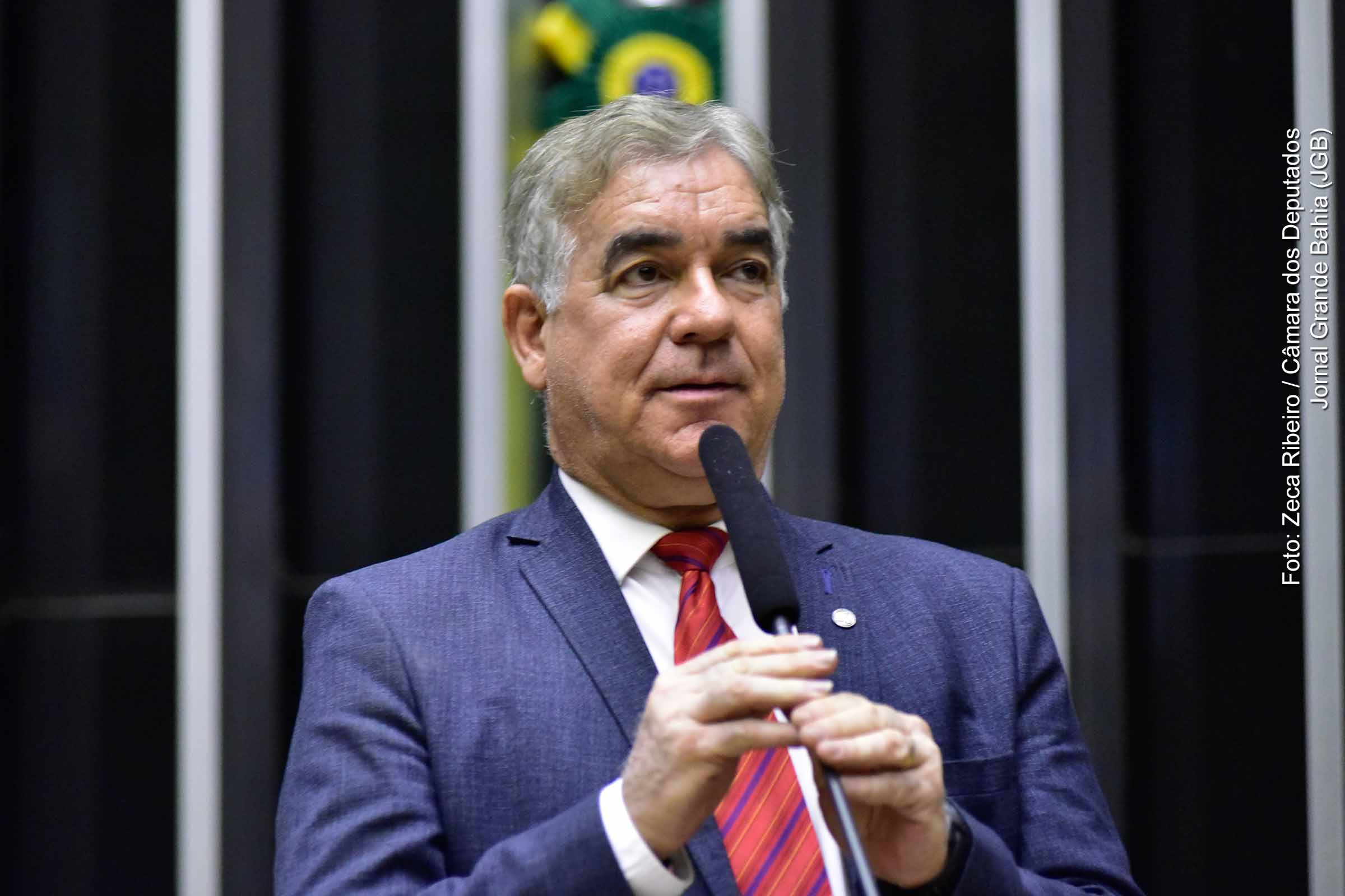 Zé Neto (PT-BA) reassumiu o mandato na Câmara dos Deputados após licença de quatro meses para acompanhar demandas regionais e participar da campanha eleitoral em Feira de Santana. O parlamentar destacou ações realizadas durante o afastamento, como o acompanhamento de obras financiadas por emendas e articulações políticas. Ele elogiou o trabalho de sua suplente, Elisângela Araújo, e reafirmou o compromisso com projetos para a Bahia e o Brasil.