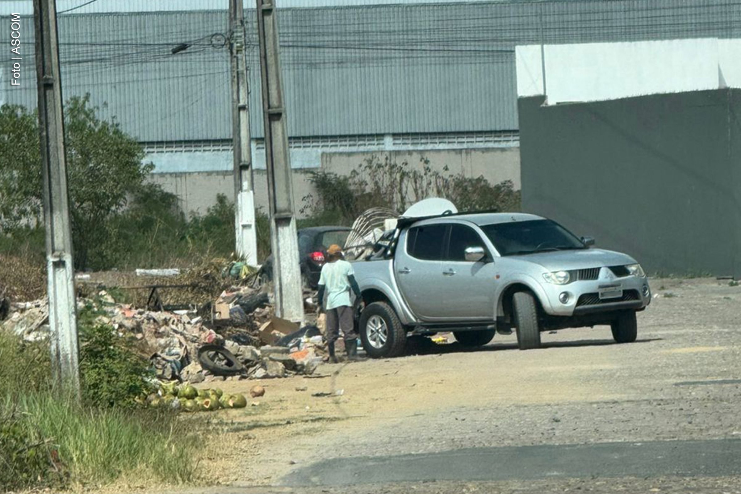 A Prefeitura de Feira de Santana, por meio da Secretaria de Serviços Públicos (Sesp), tem intensificado a limpeza em 41 pontos da cidade com histórico de descarte irregular de lixo. O objetivo da ação é prevenir alagamentos e garantir a manutenção do meio ambiente. A iniciativa inclui a instalação de câmeras de videomonitoramento para identificar os responsáveis pelos despejos irregulares.
