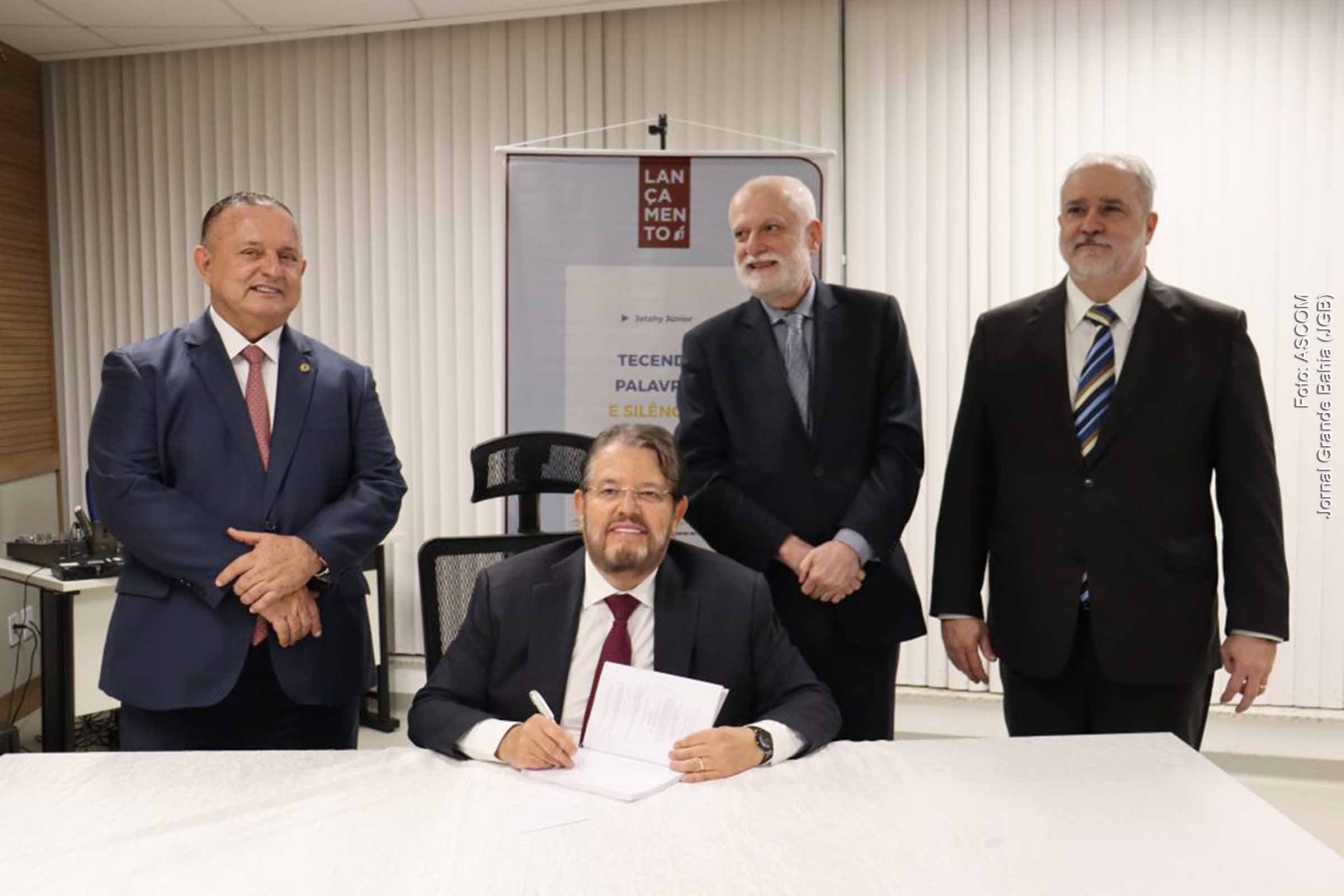 Salvador: Desembargador do TJBA Jatahy Júnior lança “Tecendo palavras e silêncios”; Livro reflete sobre Fake News