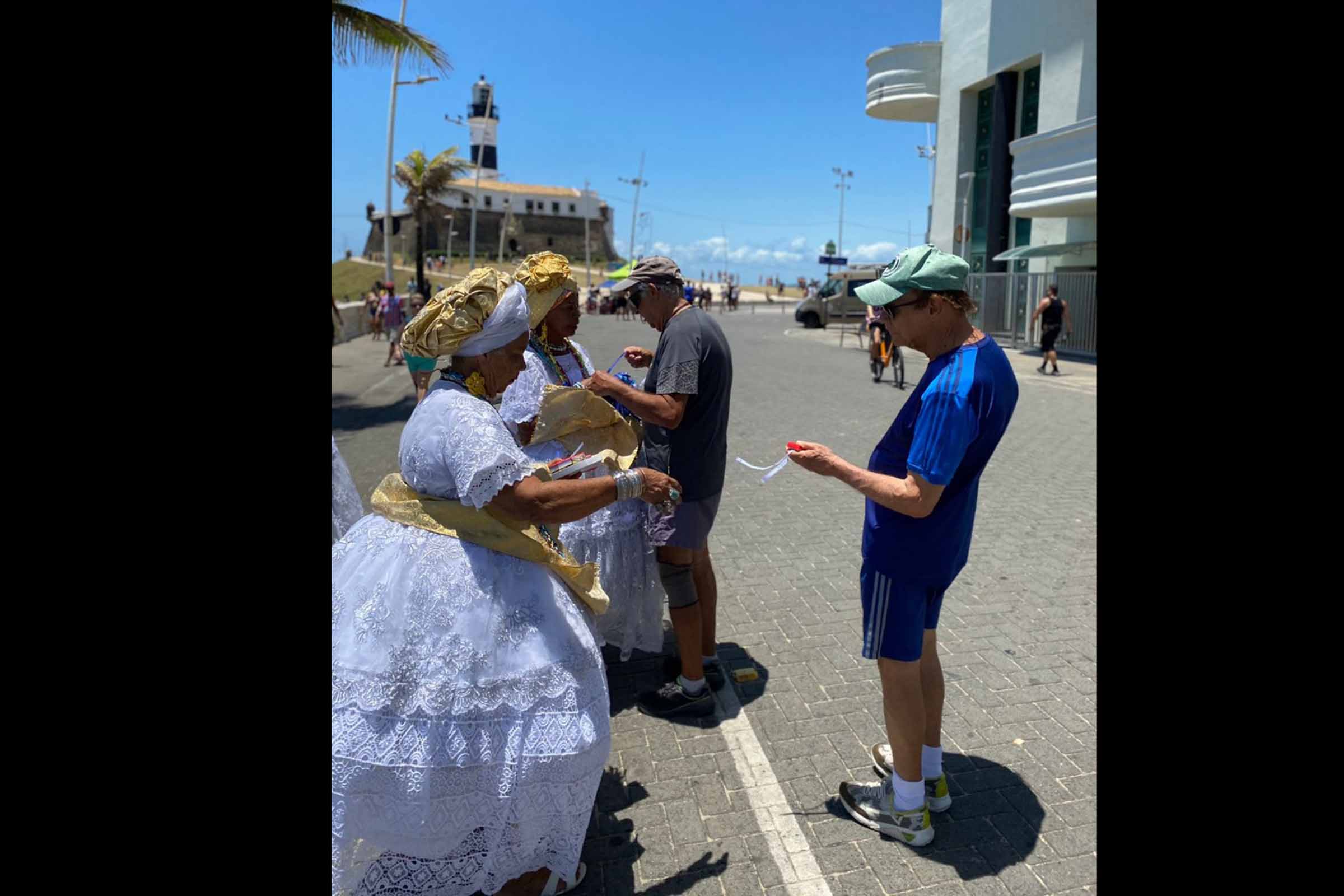 A sétima edição do Projeto “Axé com Dendê” marcará as celebrações do Dia Nacional das Baianas de Acarajé em Salvador, Linha Verde e Aracaju na próxima segunda-feira (25/11/2024). Promovido pela Sufotur, o evento busca valorizar a tradição das baianas e do acarajé, com atividades culturais e distribuição de materiais que celebram essa importante manifestação cultural.