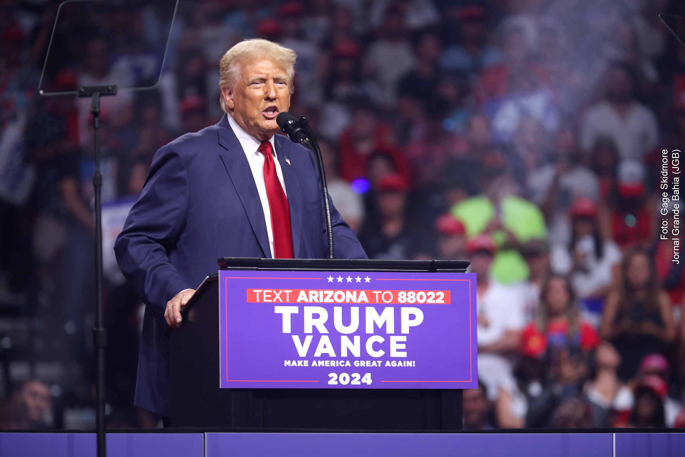 Donald Trump foi projetado vencedor da eleição presidencial de 2024, após conquistar estados-chave como Pensilvânia, Carolina do Norte e Geórgia. Sua vitória foi impulsionada por um aumento no apoio entre eleitores hispânicos e de baixa renda, que se sentiram prejudicados pela economia. Durante a campanha, Trump também recorreu a alegações de fraude eleitoral, sem evidências concretas. A vitória de Trump marca um retorno notável à política, superando desafios e reviravoltas que marcaram sua trajetória política recente.
